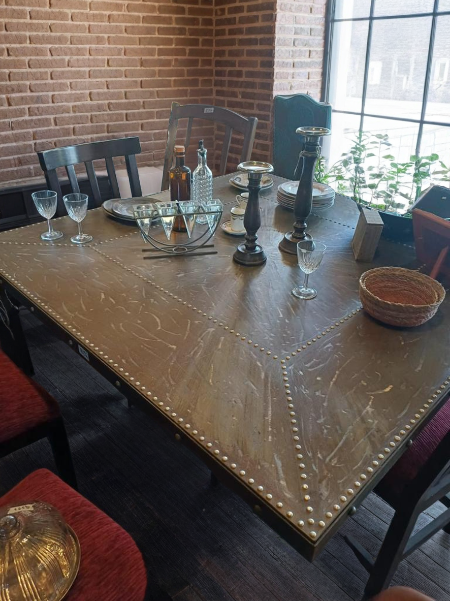 MESA CUADRADA TACHAS 