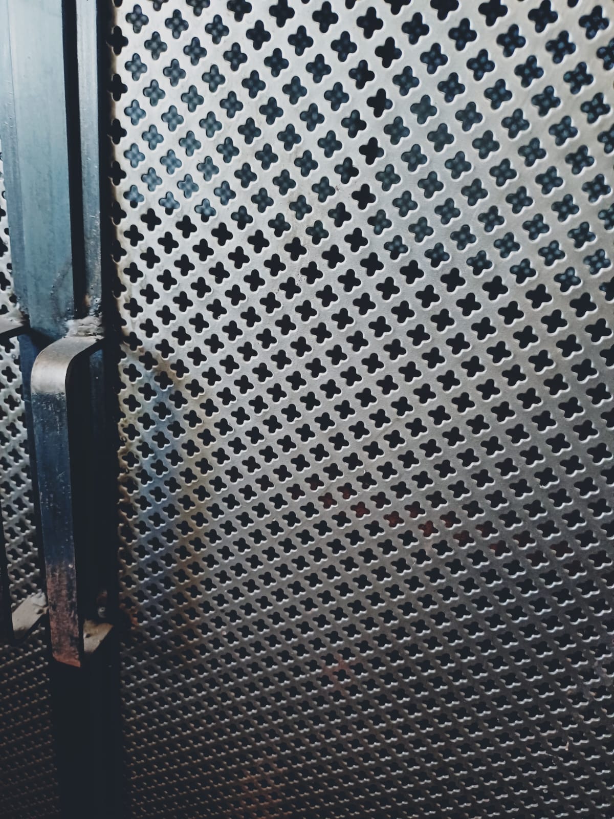 CARRITO BAR TAPA QUEBRACHO PUERTAS Y RUEDAS 1,20X67X92