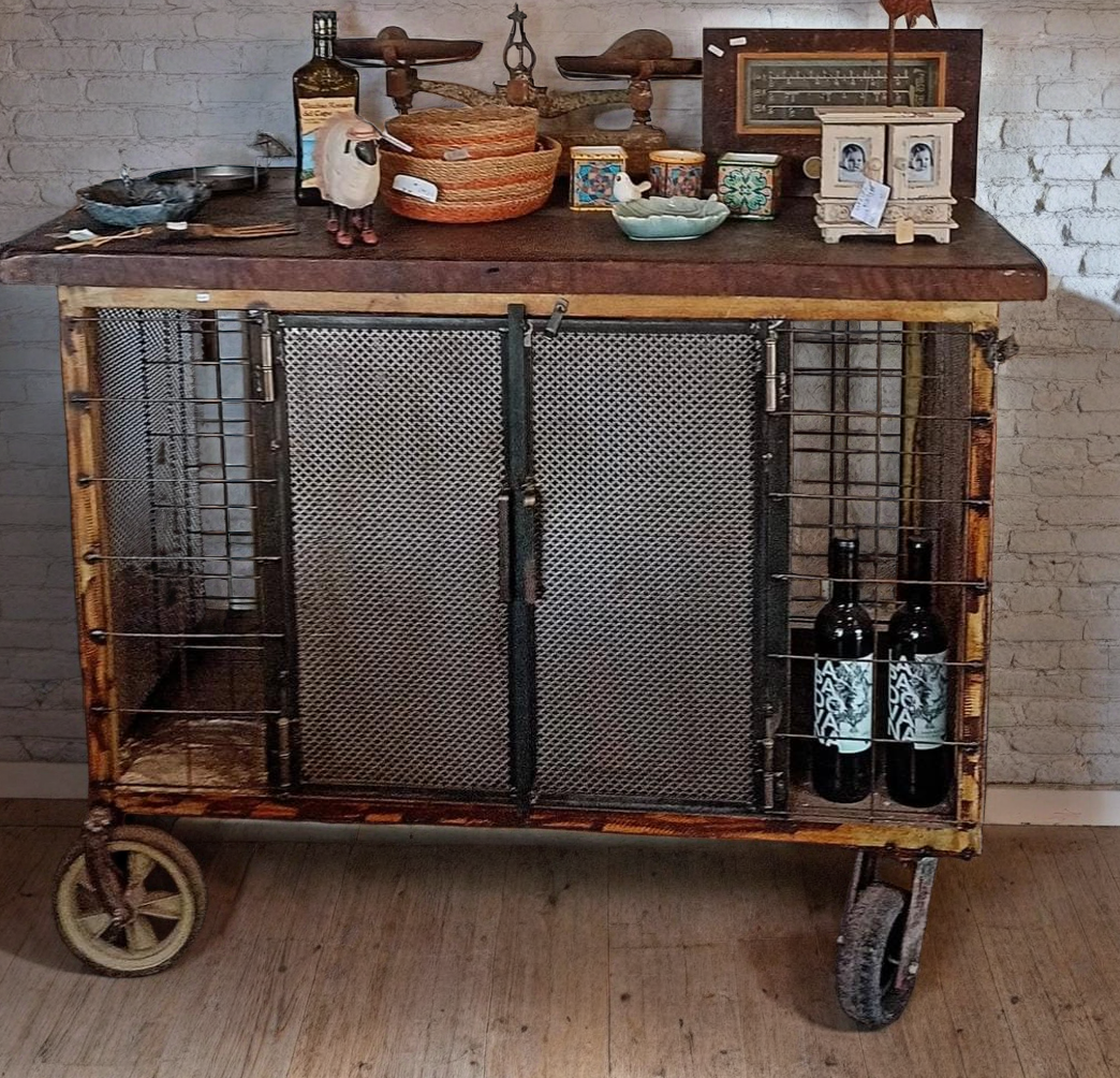 CARRITO BAR TAPA QUEBRACHO PUERTAS, RUEDAS Y MANIJA.