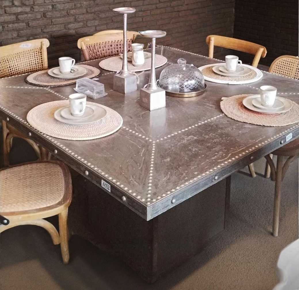 MESA CUADRADA TACHAS 