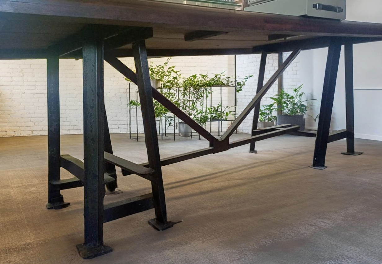 MESA TAPA DURA BASE CABALLETES HIERRO