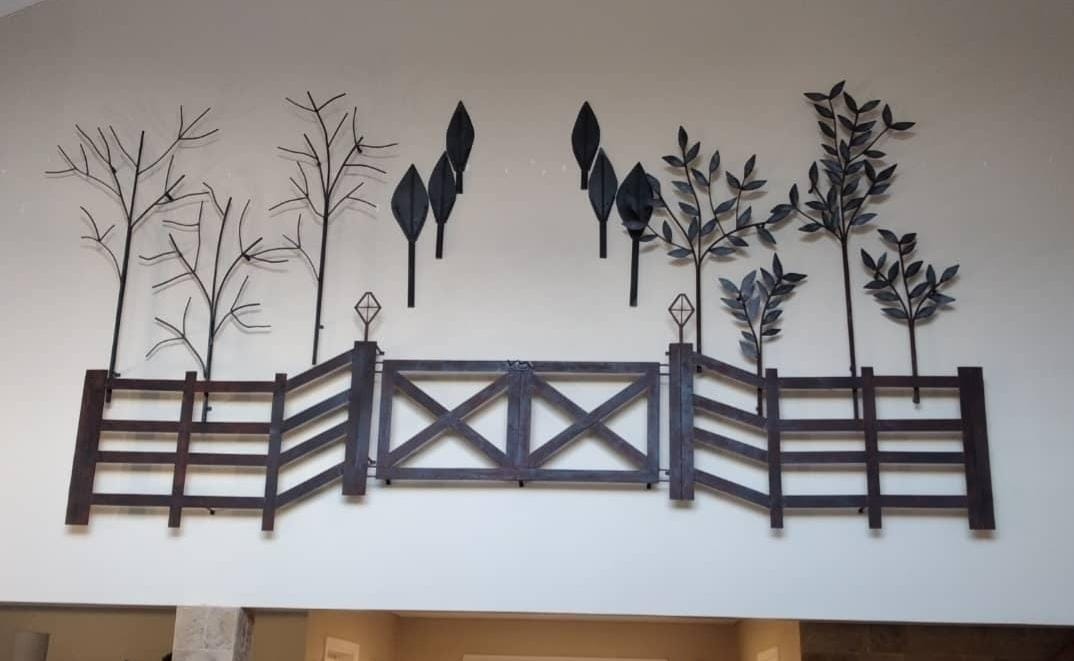  ARTE DECORATIVO DE METAL SOBRE PARED – Bosque y cerca
