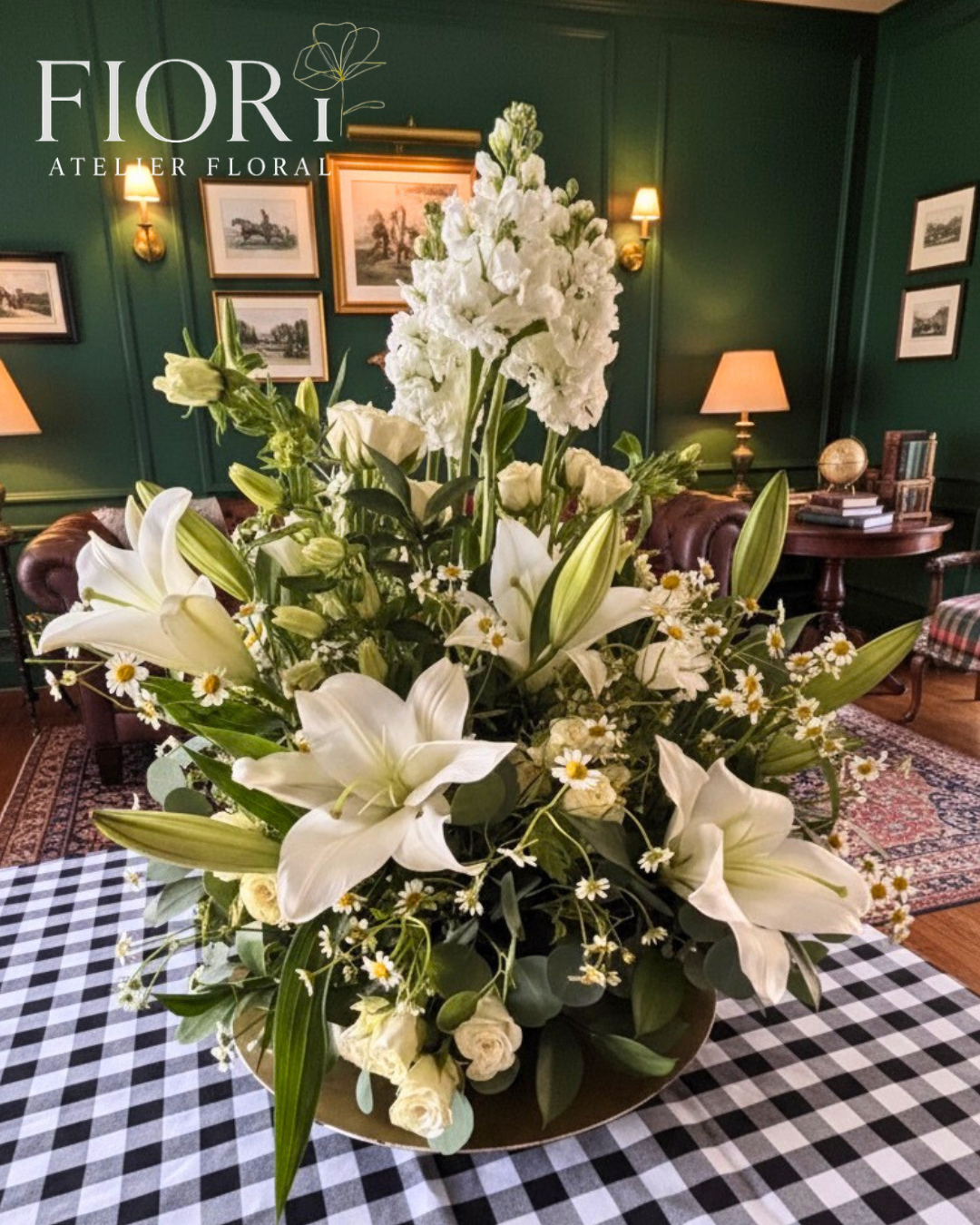 Elegante Arreglo de Lirios y Flores Blancas