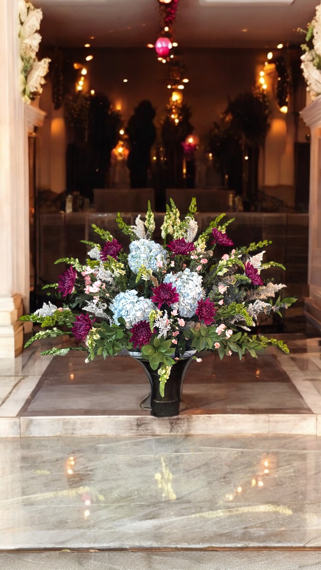 Arreglo floral para Pedestal con Hortensias y Crisantemos