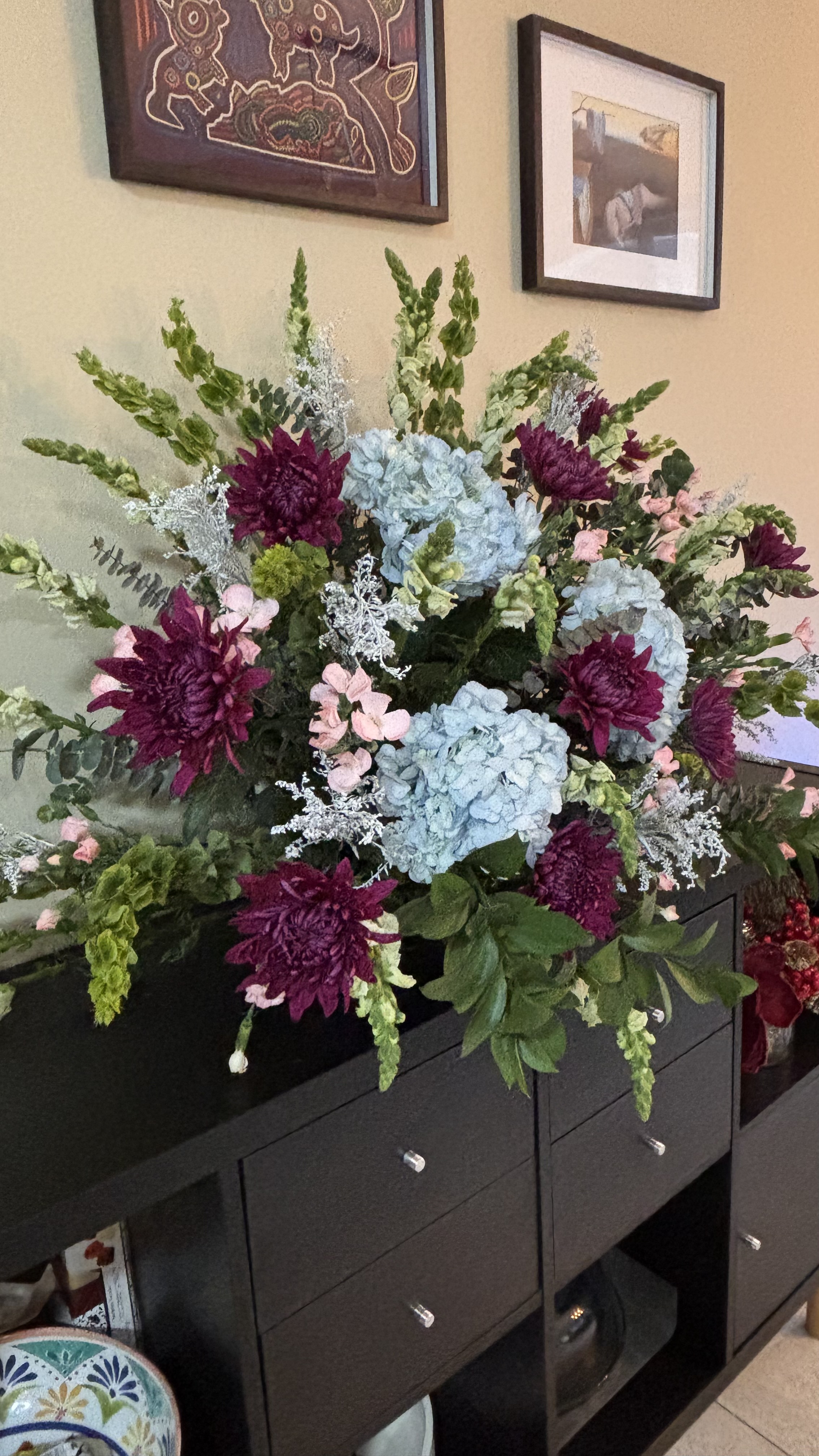 Arreglo floral para Pedestal con Hortensias y Crisantemos