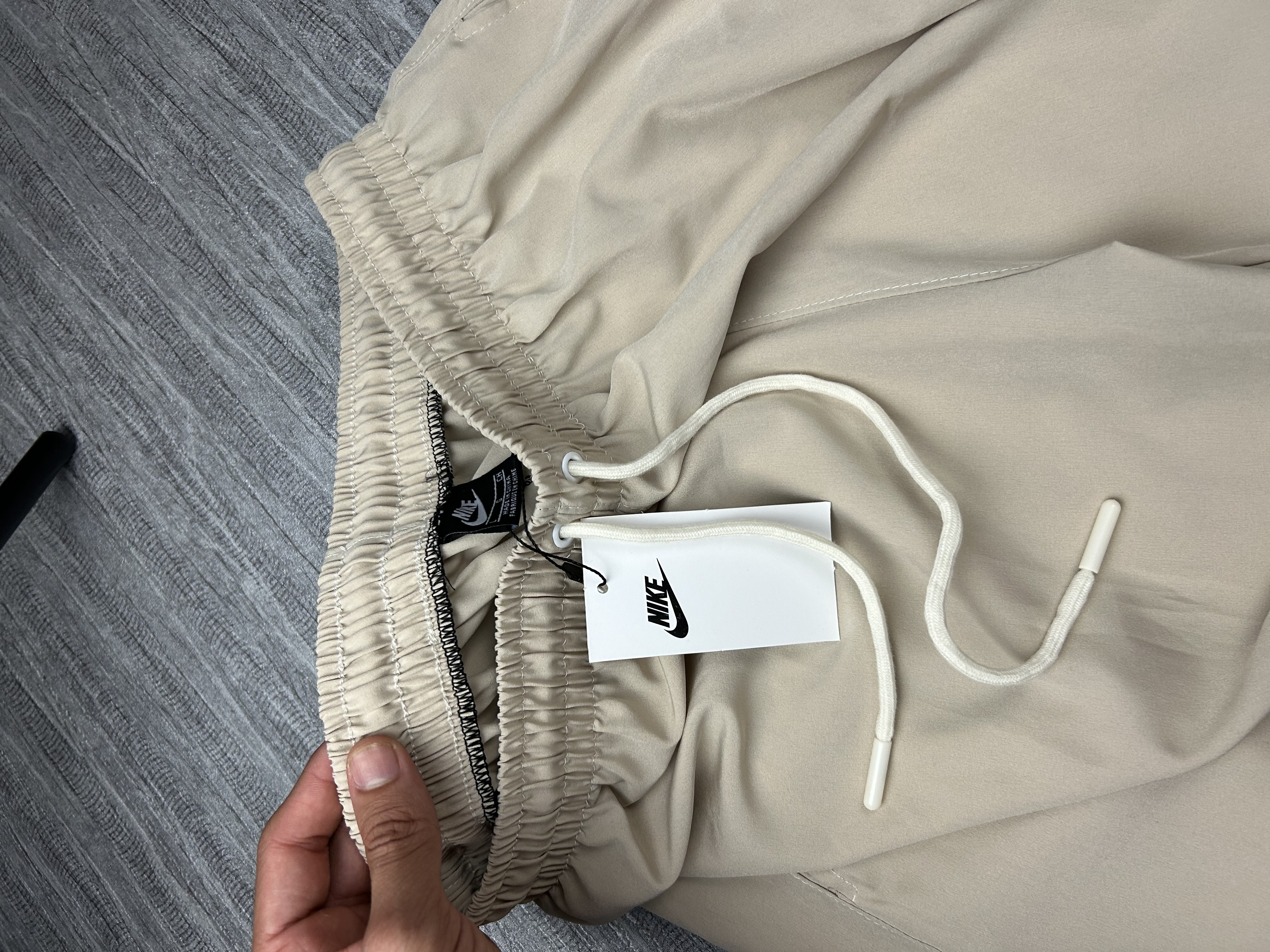 Shorts bege com detalhe Nike branco