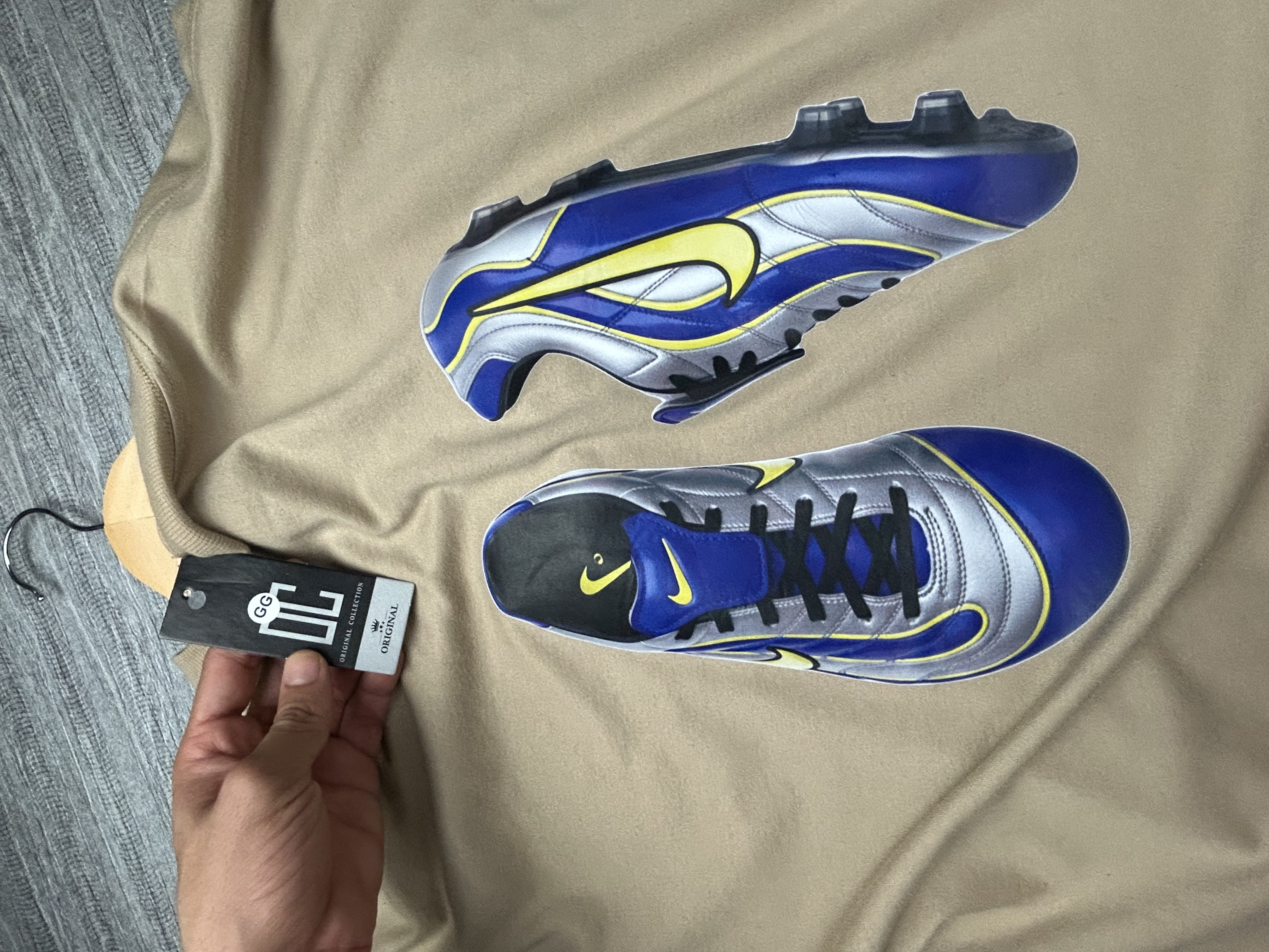 Camiseta Bege Estampada com a  Chuteira do Ronaldo 