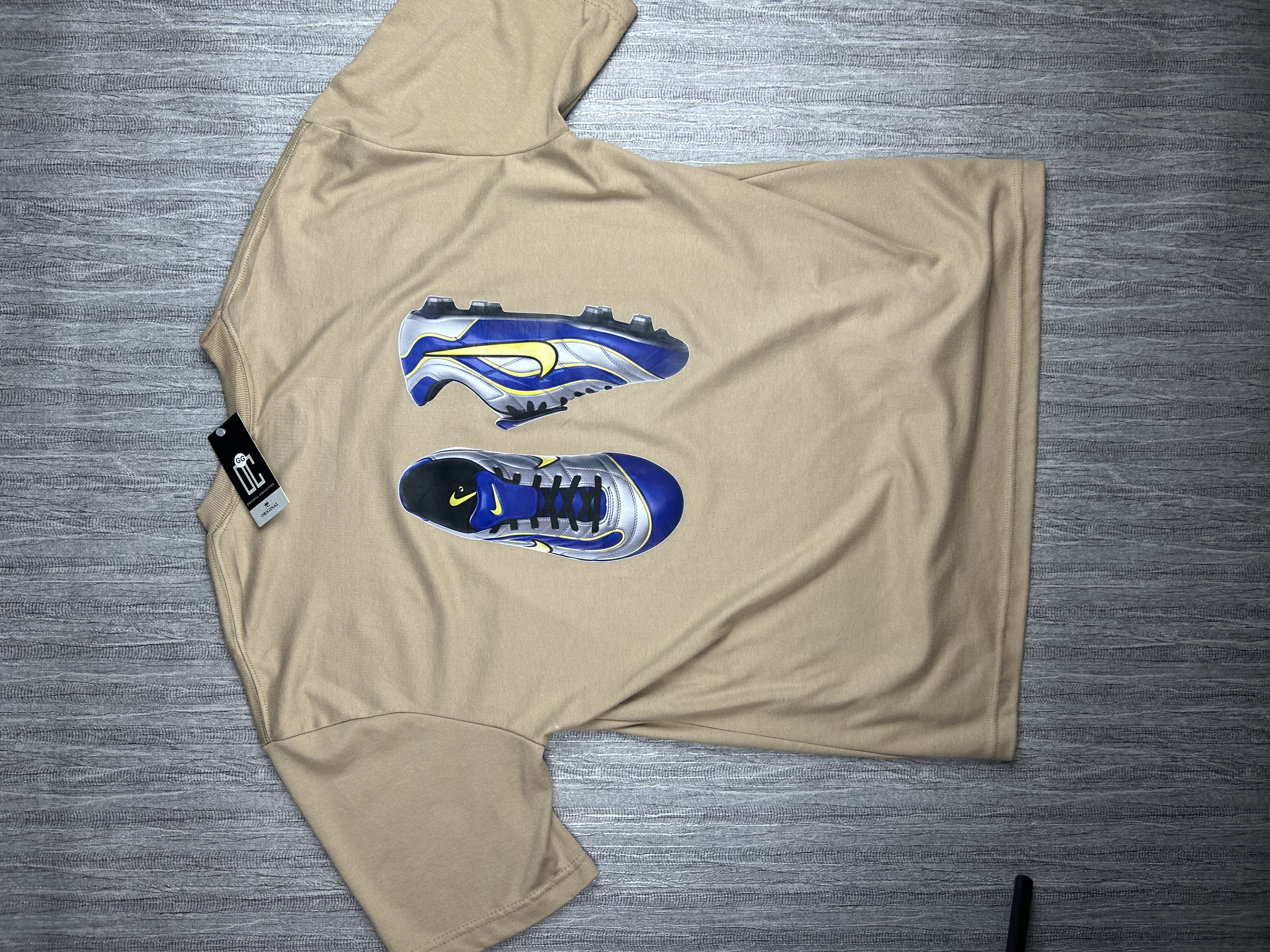 Camiseta Bege Estampada com a  Chuteira do Ronaldo 