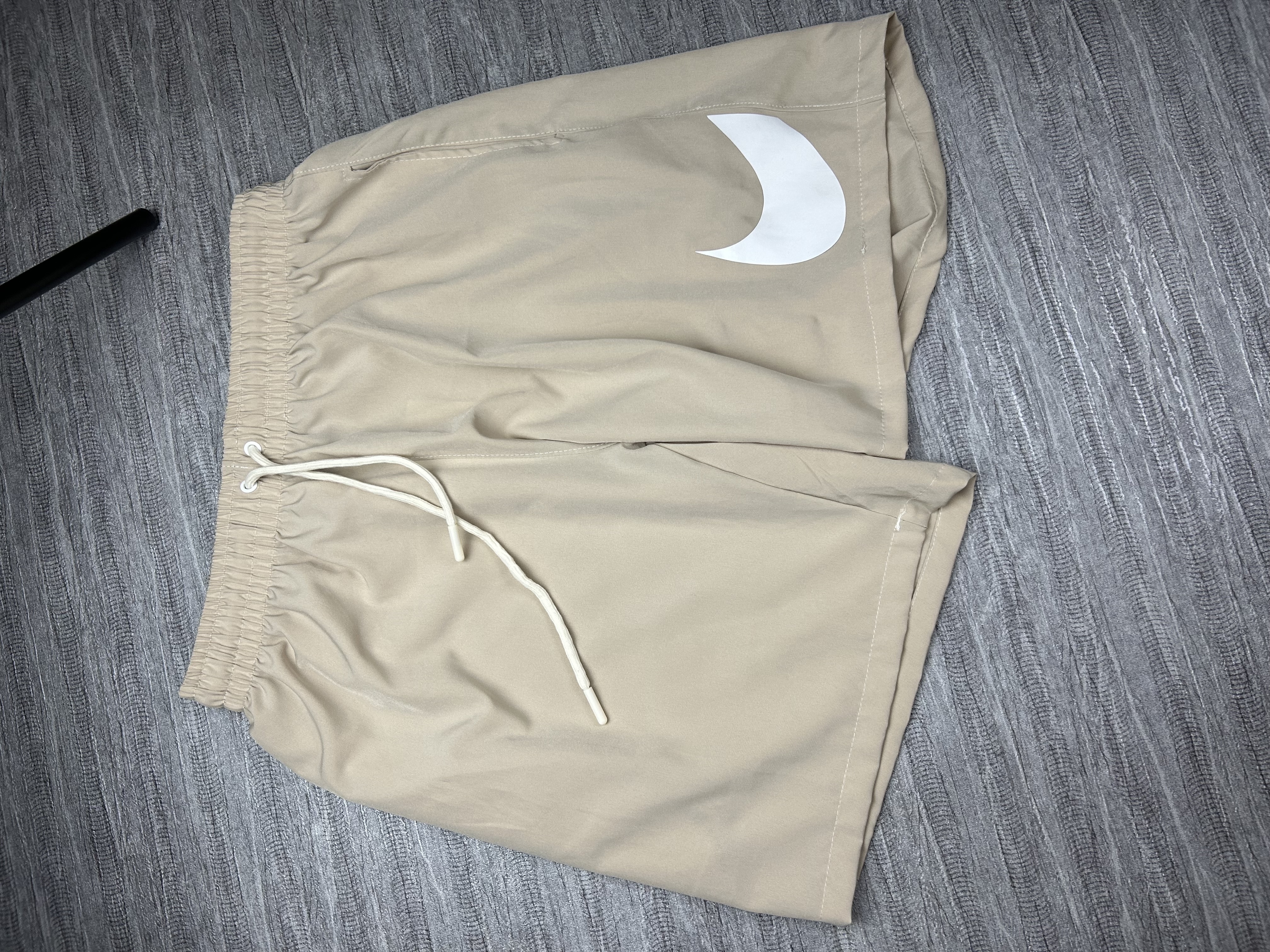 Shorts bege com detalhe Nike branco