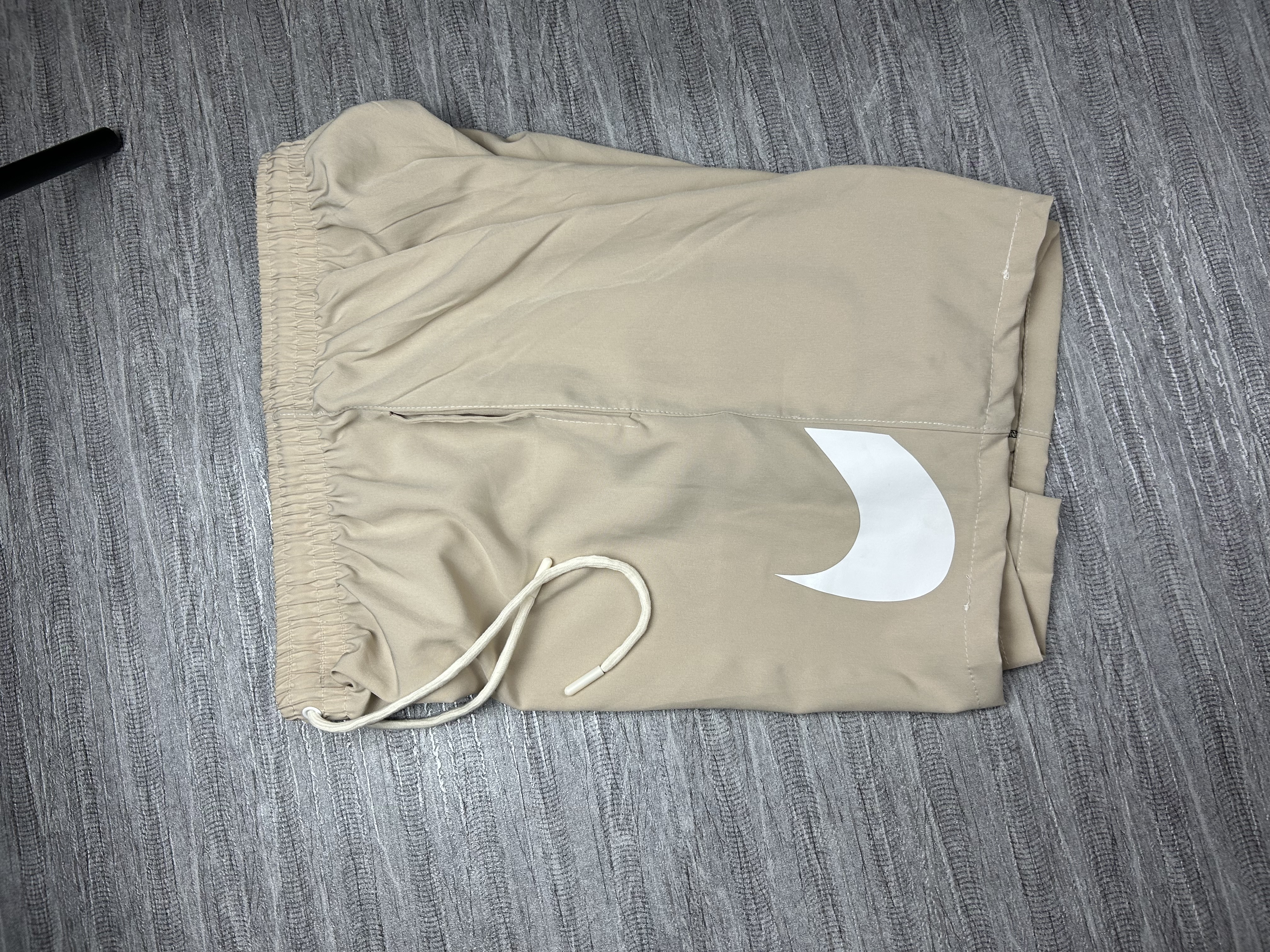 Shorts bege com detalhe Nike branco