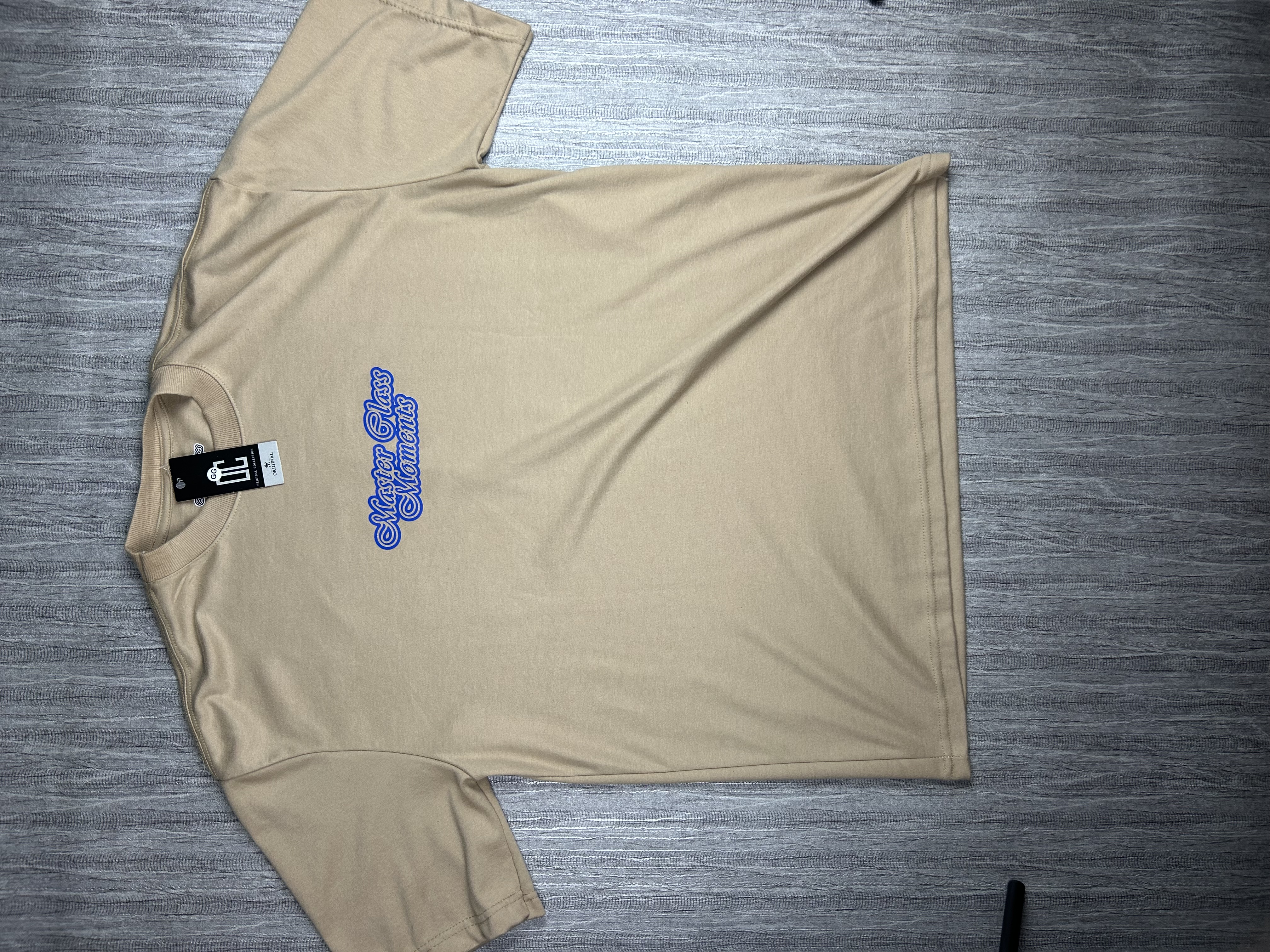 Camiseta Bege Estampada com a  Chuteira do Ronaldo 