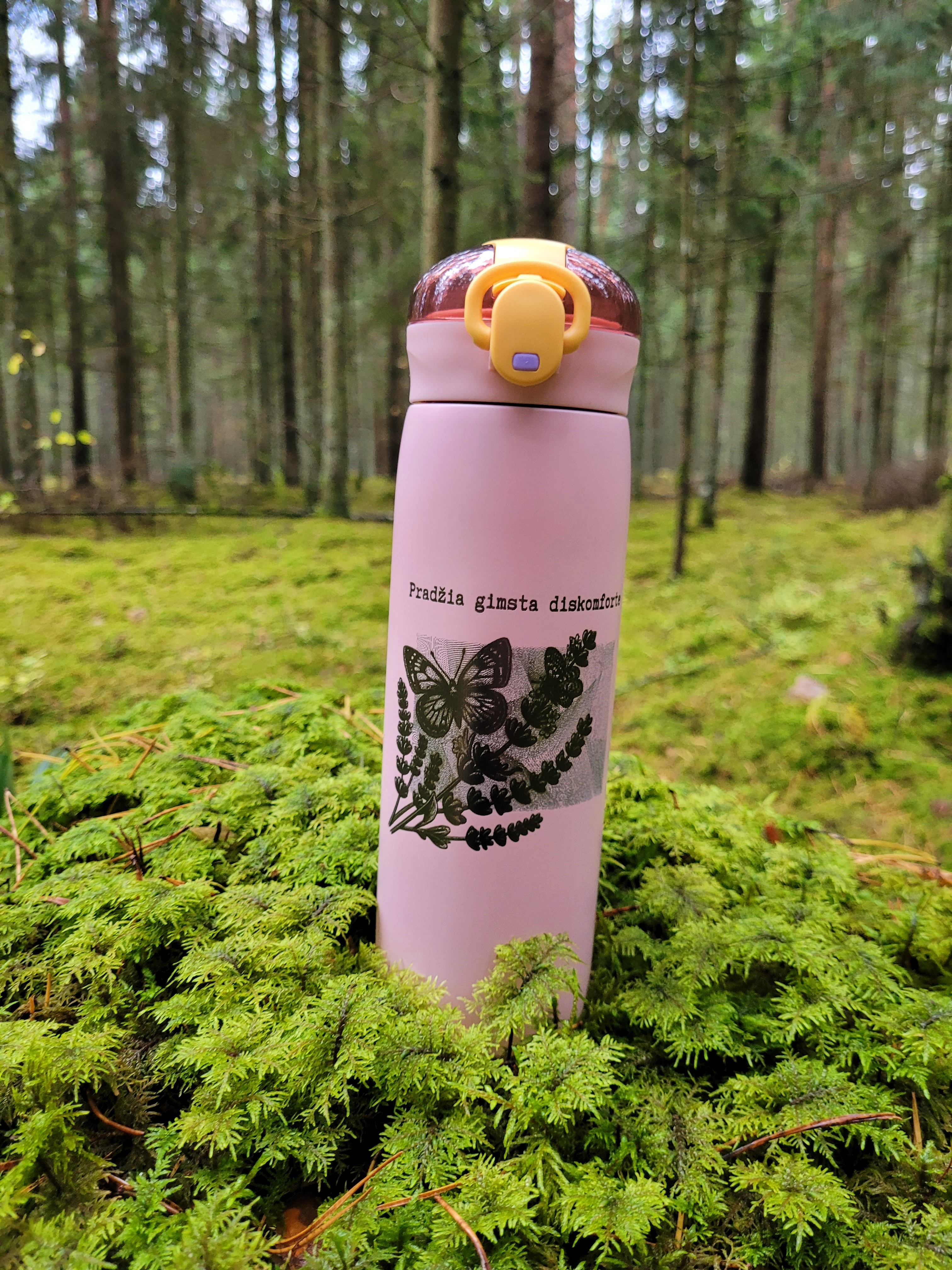 Rožinė gertuvė su šiaudeliu