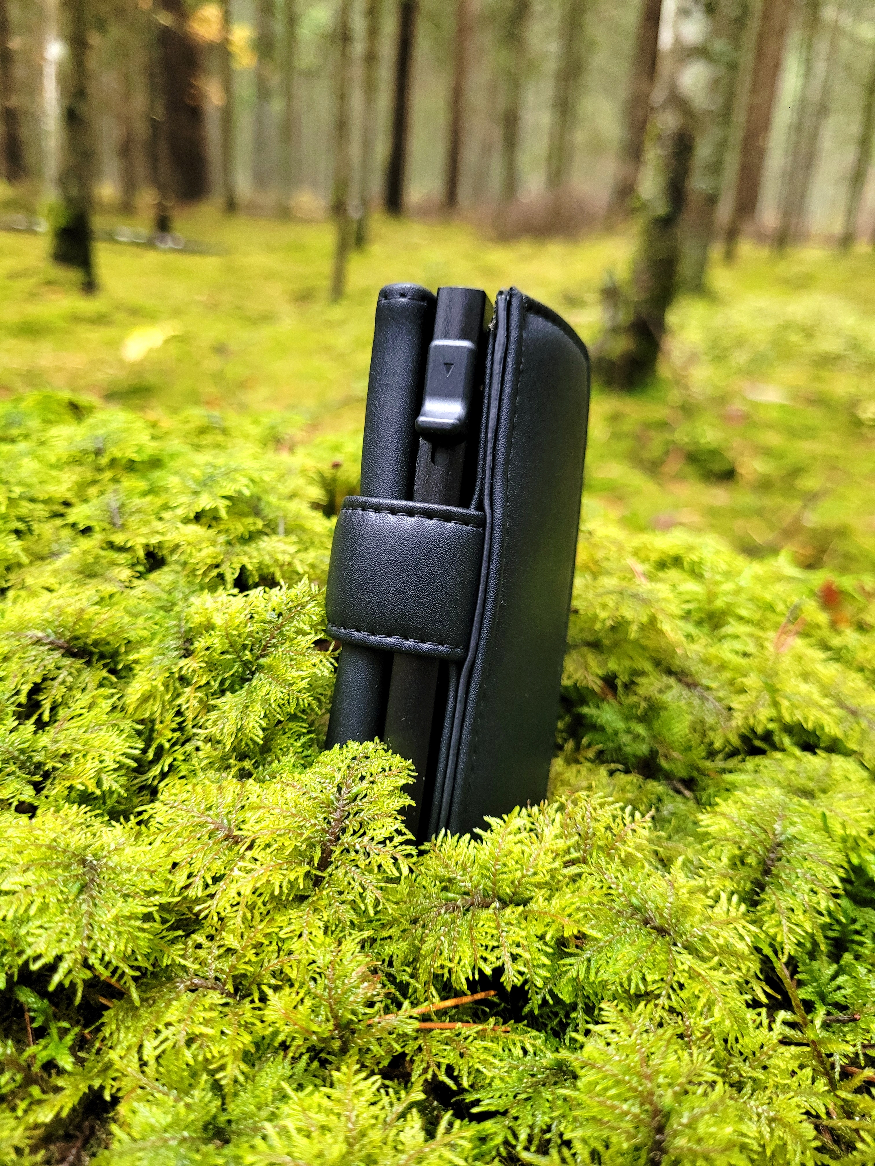 Odinė piniginė su kortelių dėkliuku