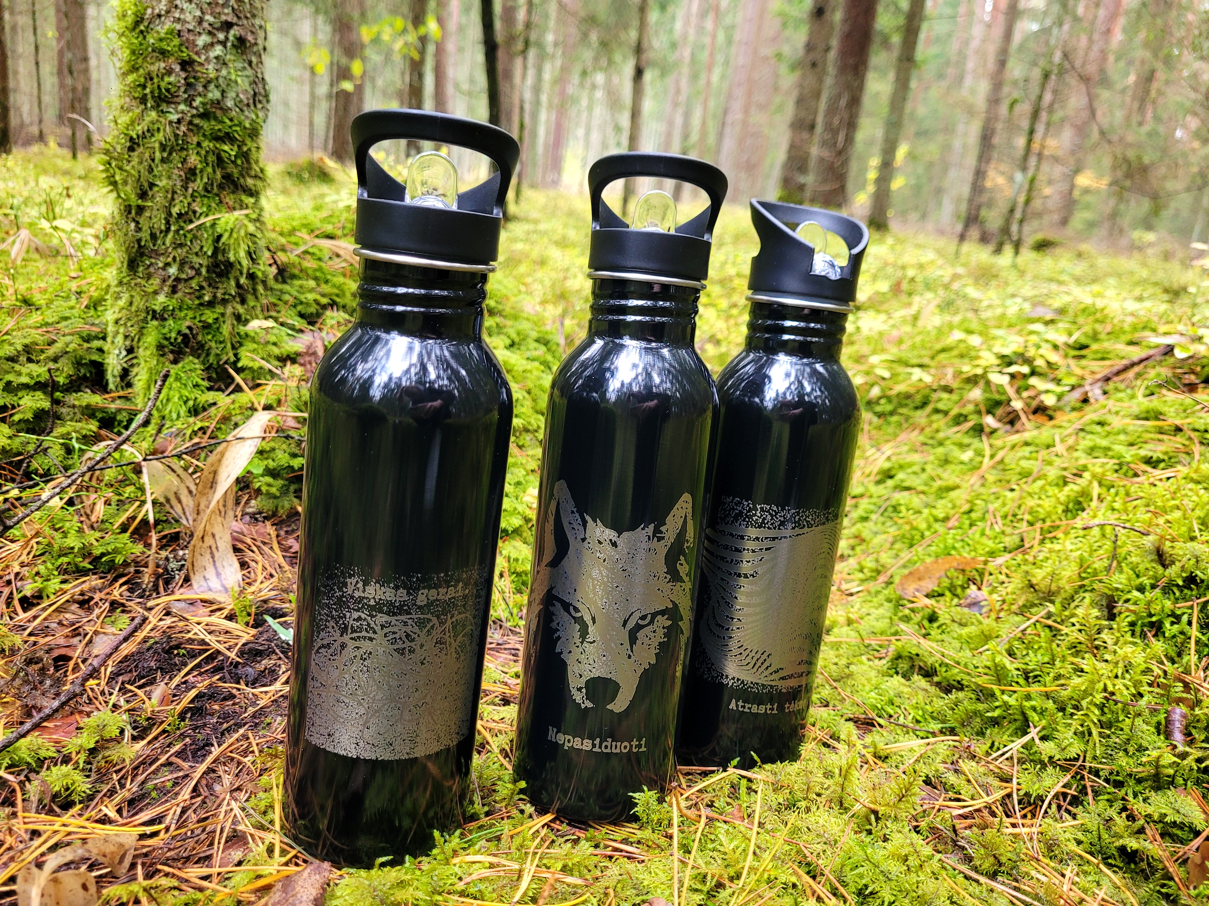 Metalinė juoda gertuvė su šiaudeliu