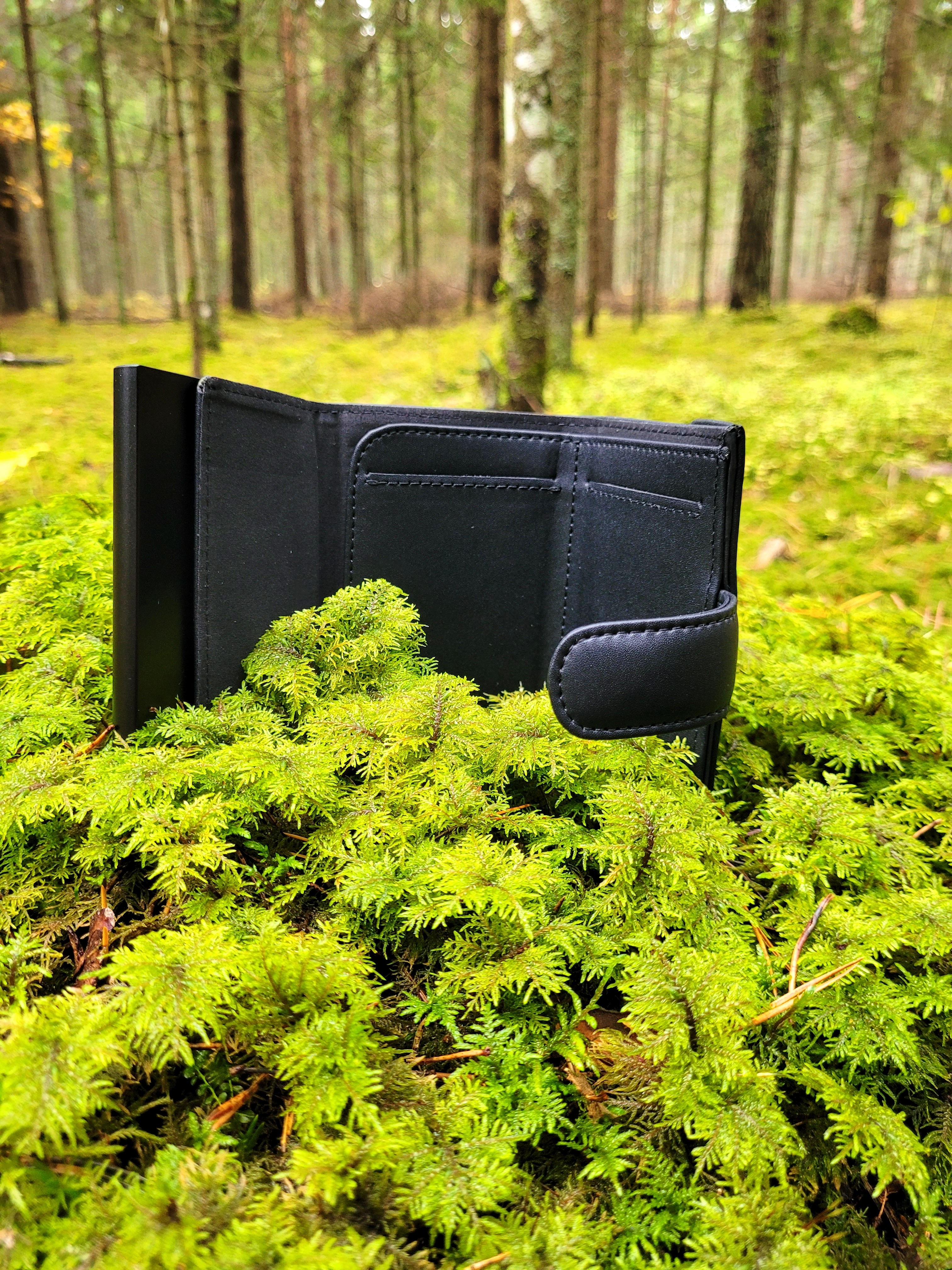 Odinė piniginė su kortelių dėkliuku