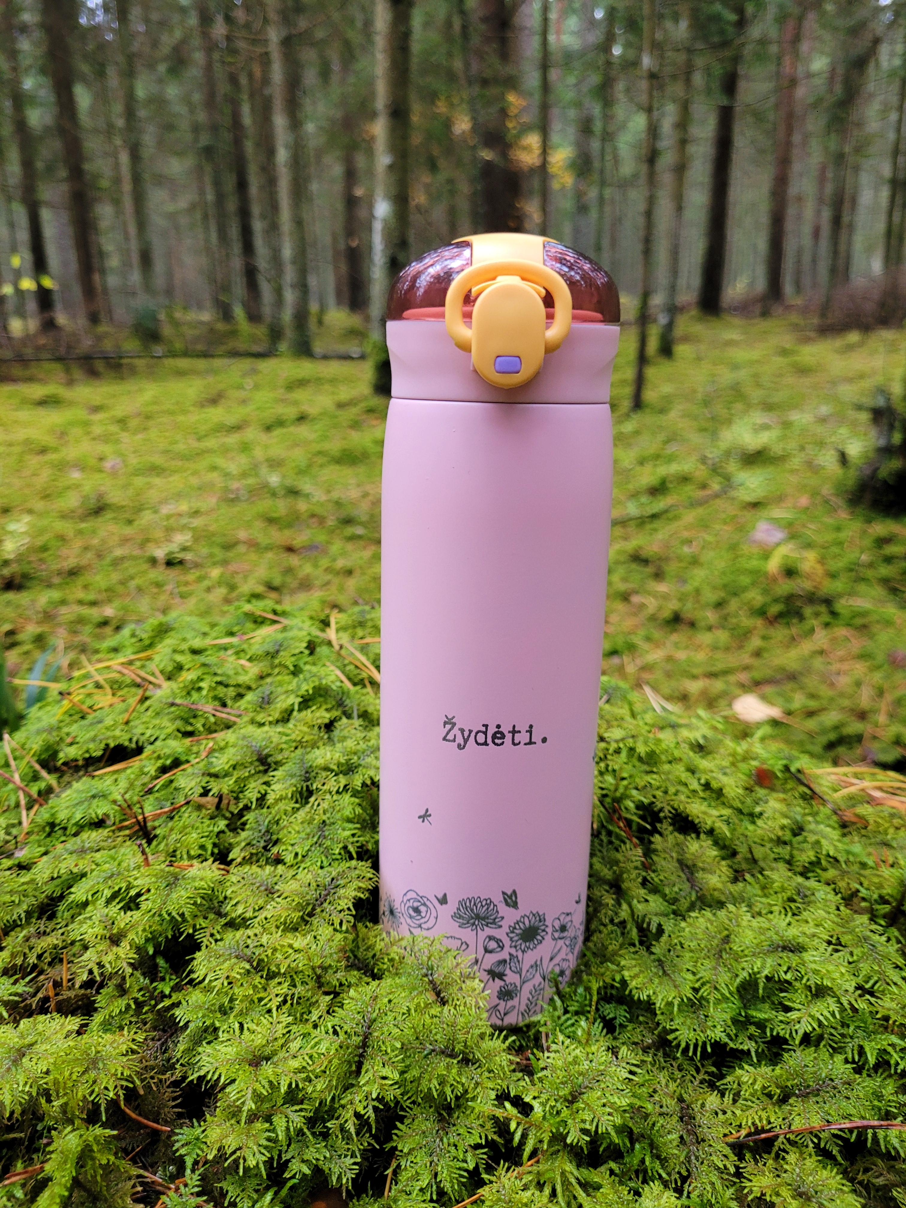 Rožinė gertuvė su šiaudeliu