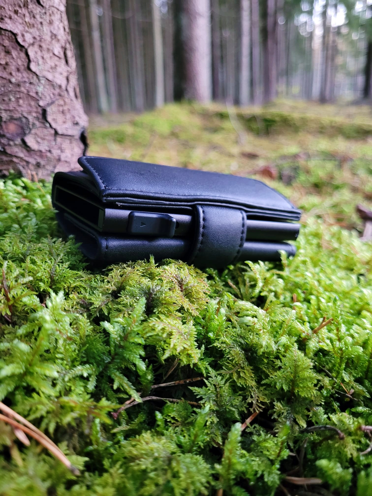 Odinė piniginė su kortelių dėkliuku