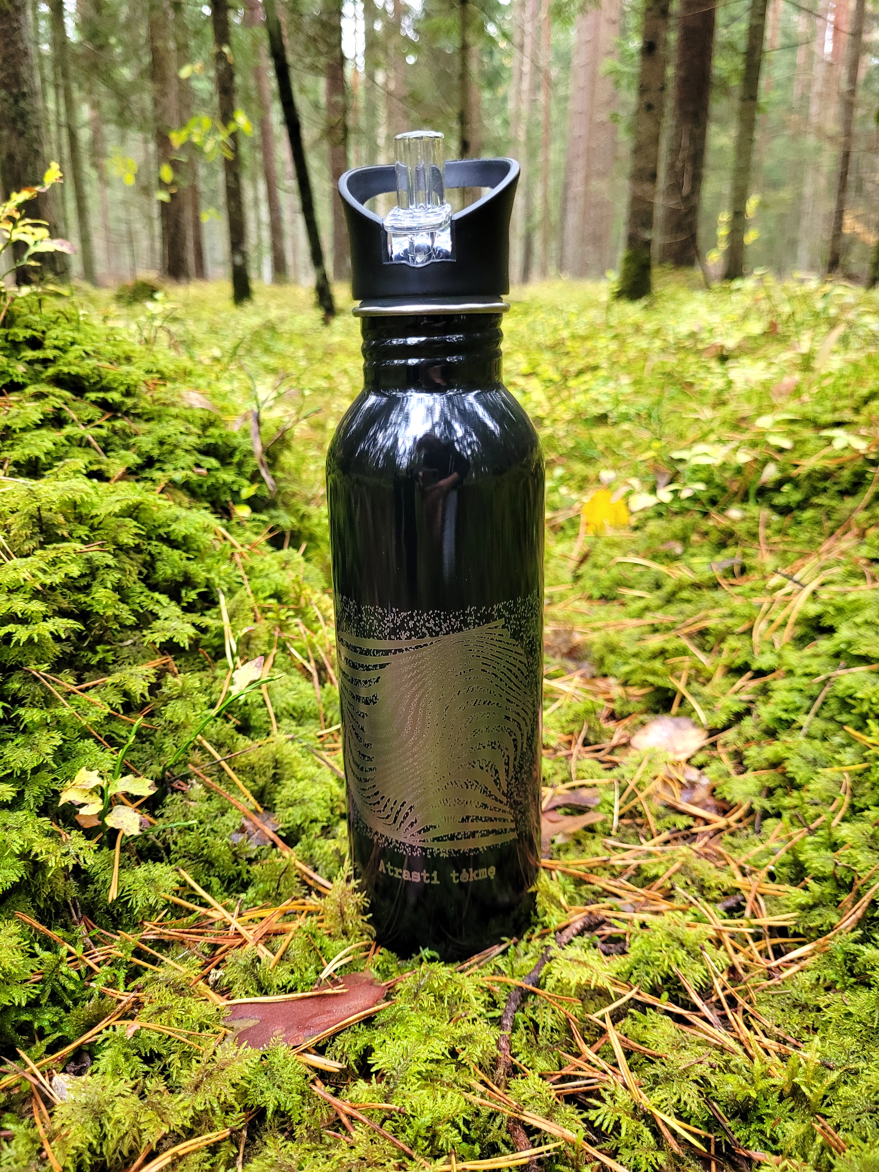 Metalinė juoda gertuvė su šiaudeliu