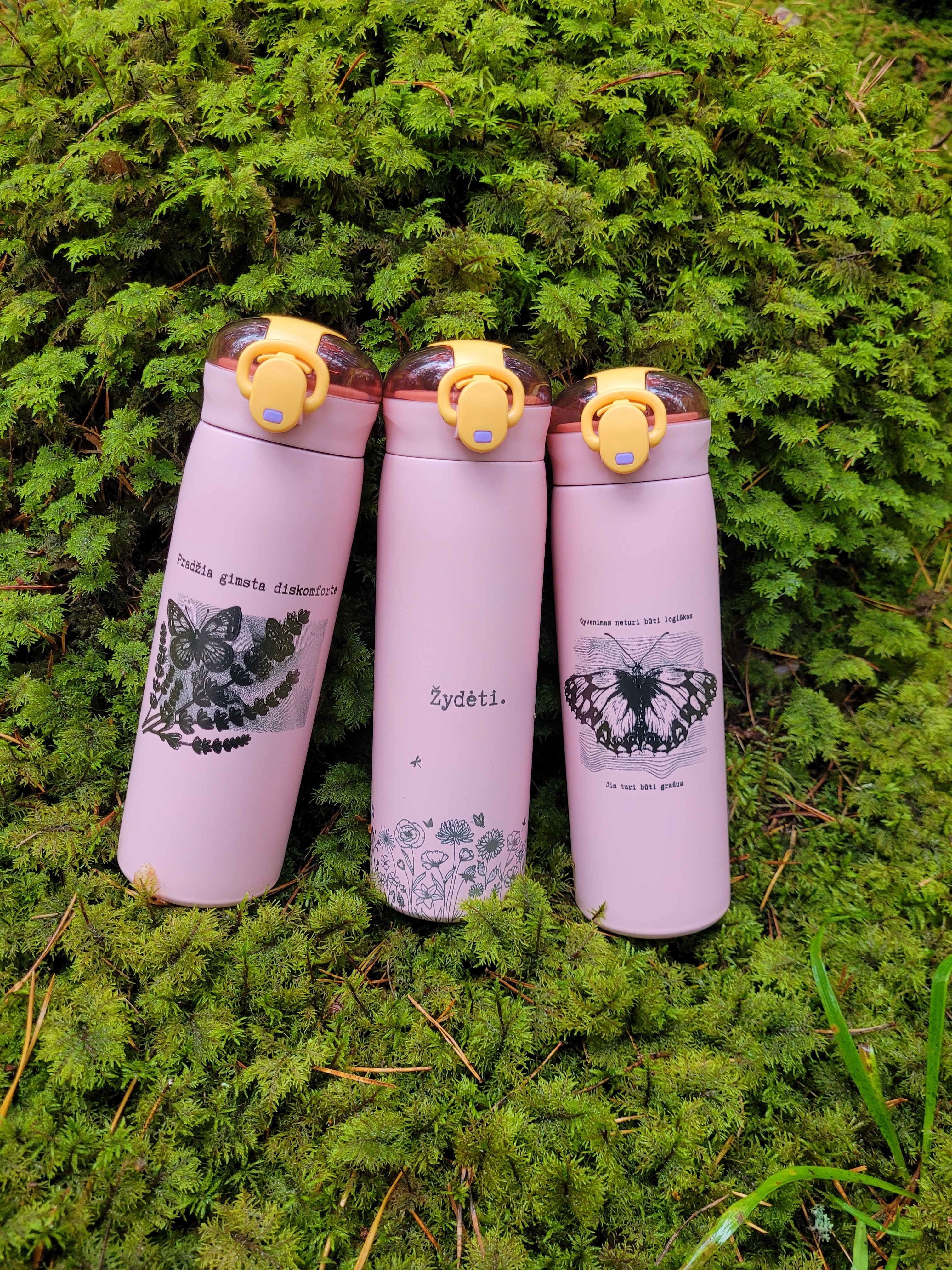 Rožinė gertuvė su šiaudeliu