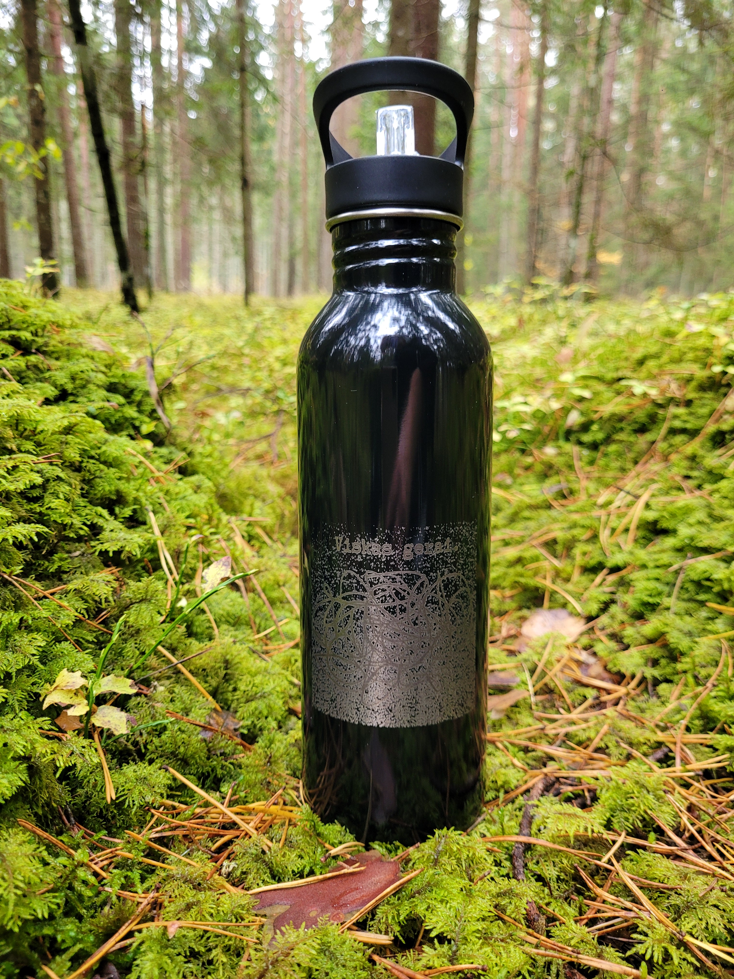 Metalinė juoda gertuvė su šiaudeliu