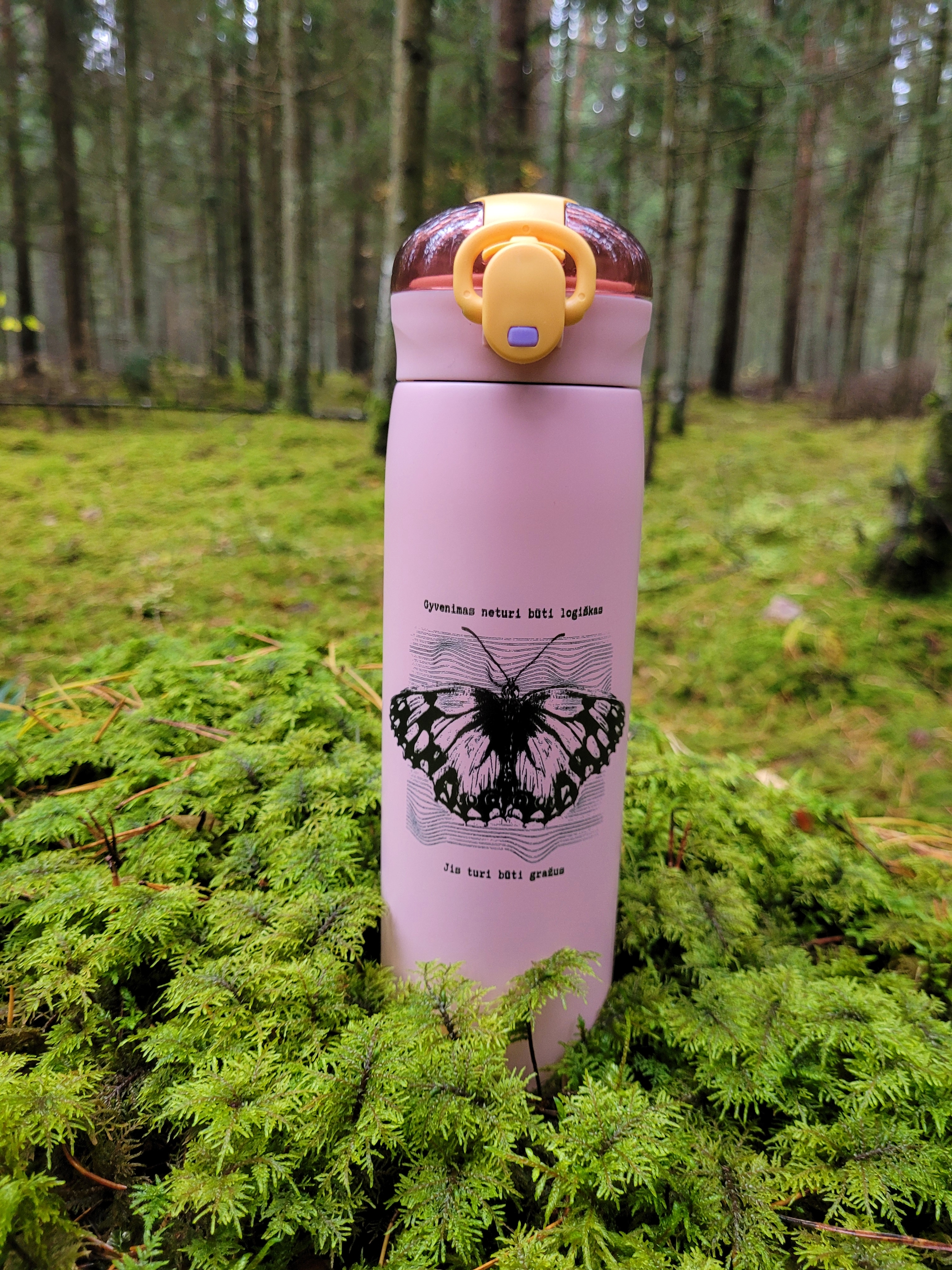 Rožinė gertuvė su šiaudeliu