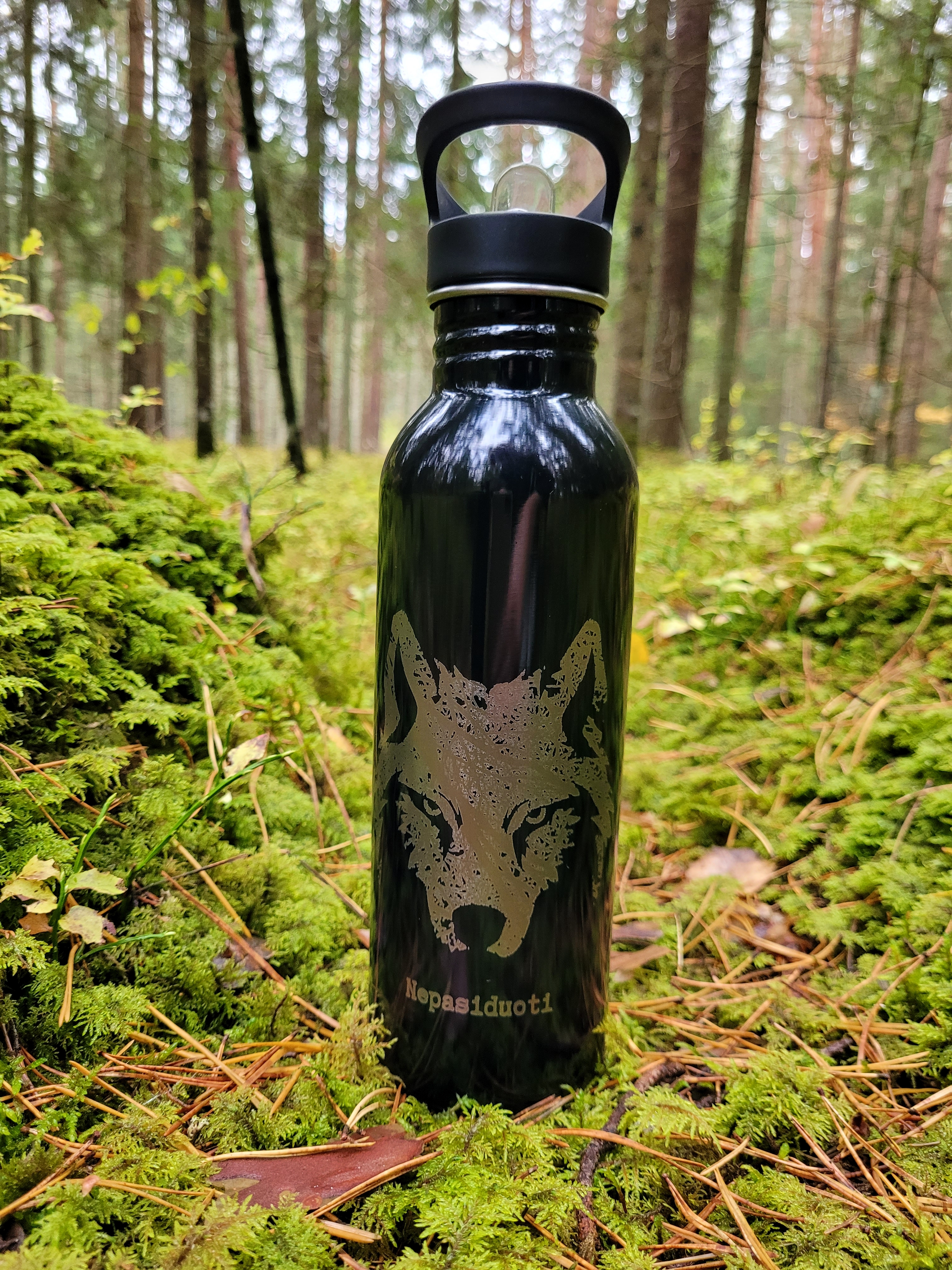 Metalinė juoda gertuvė su šiaudeliu