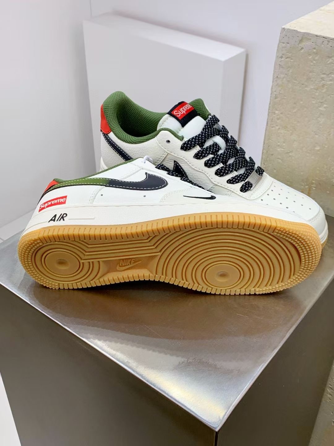 Nike Air Force 1 x Supreme Sneakers