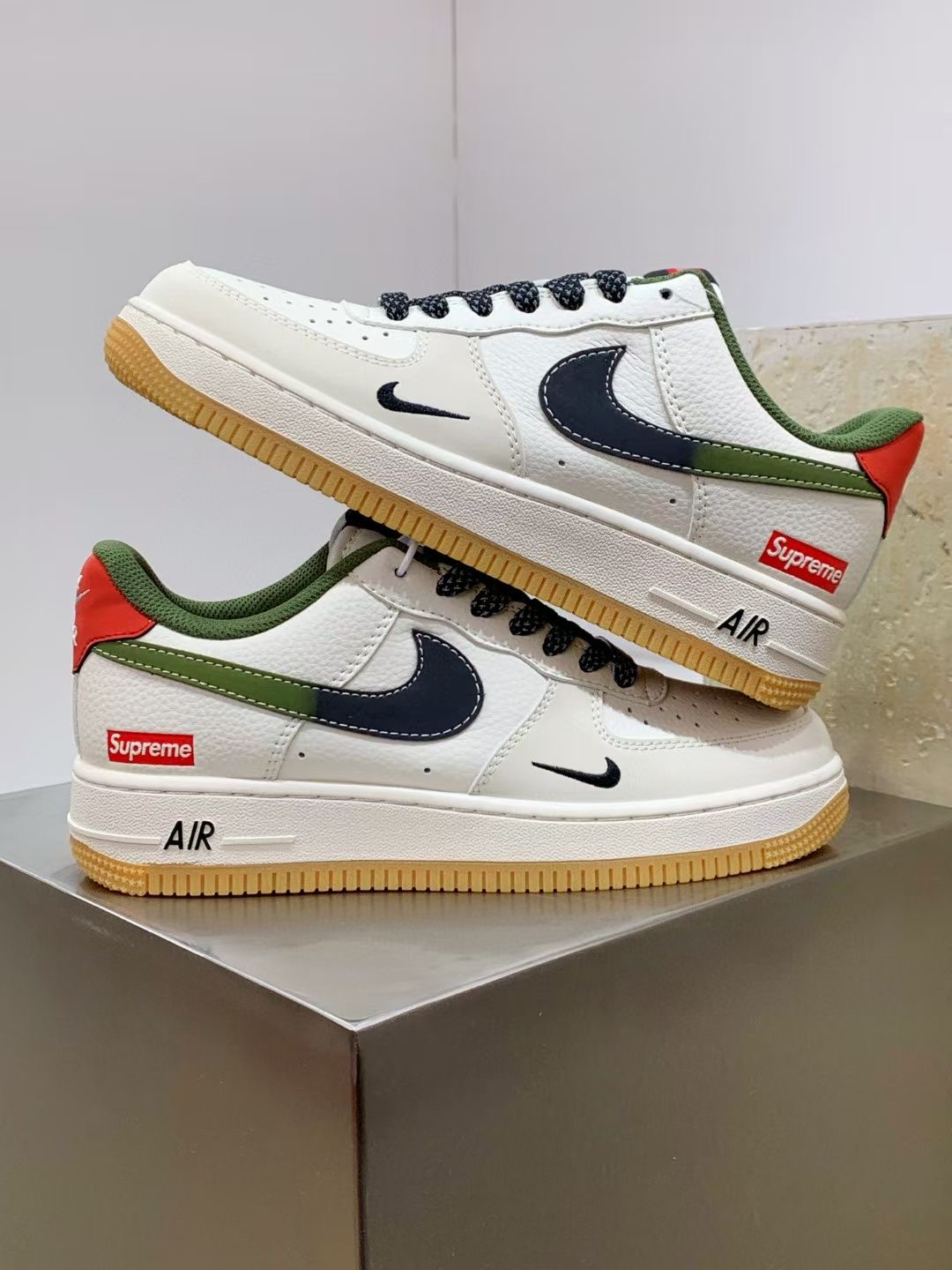 Nike Air Force 1 x Supreme Sneakers