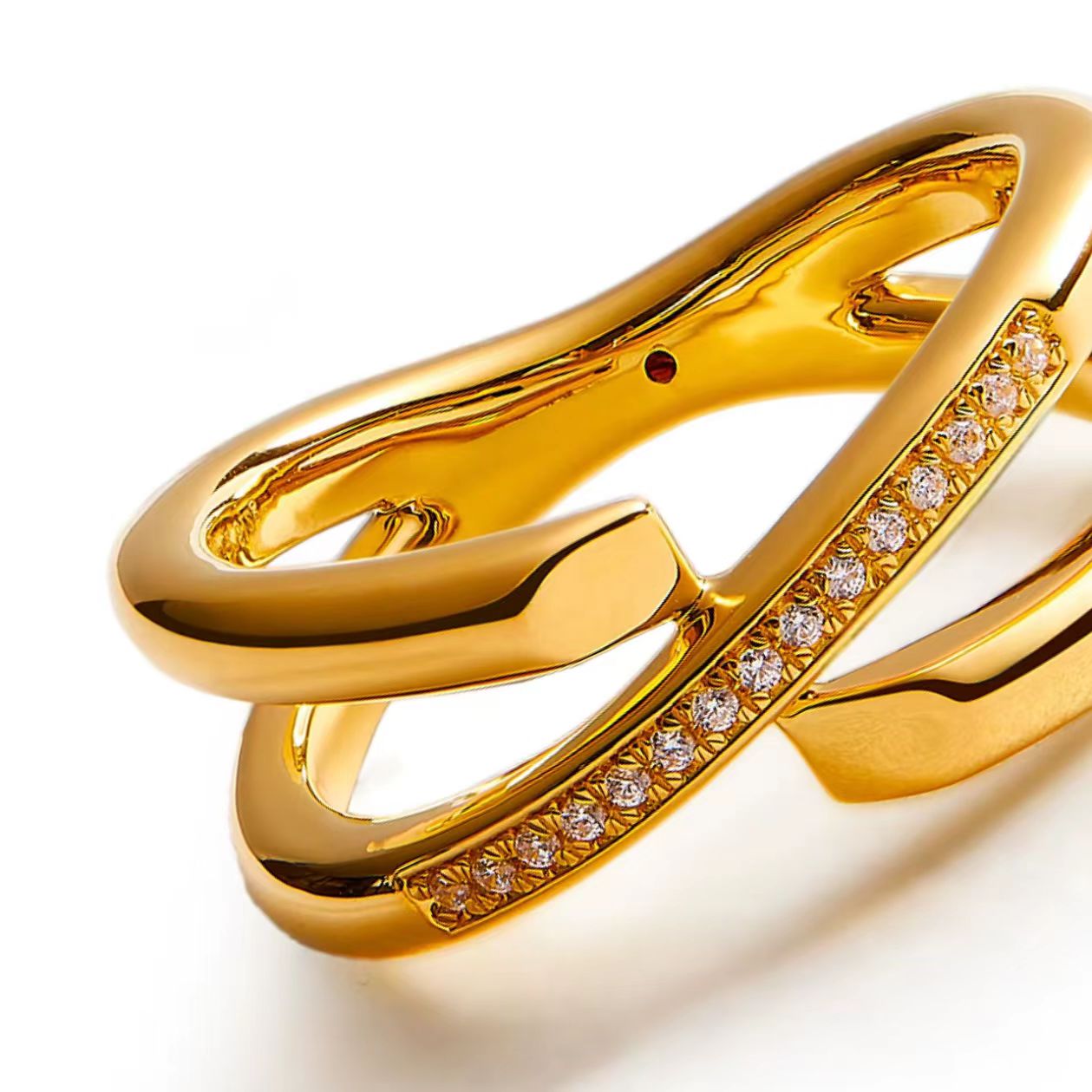 Elegant gold ring