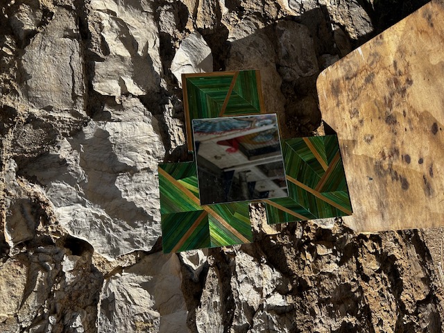 Miroir “Dans les Carrés” – marqueterie de paille & rubans beige