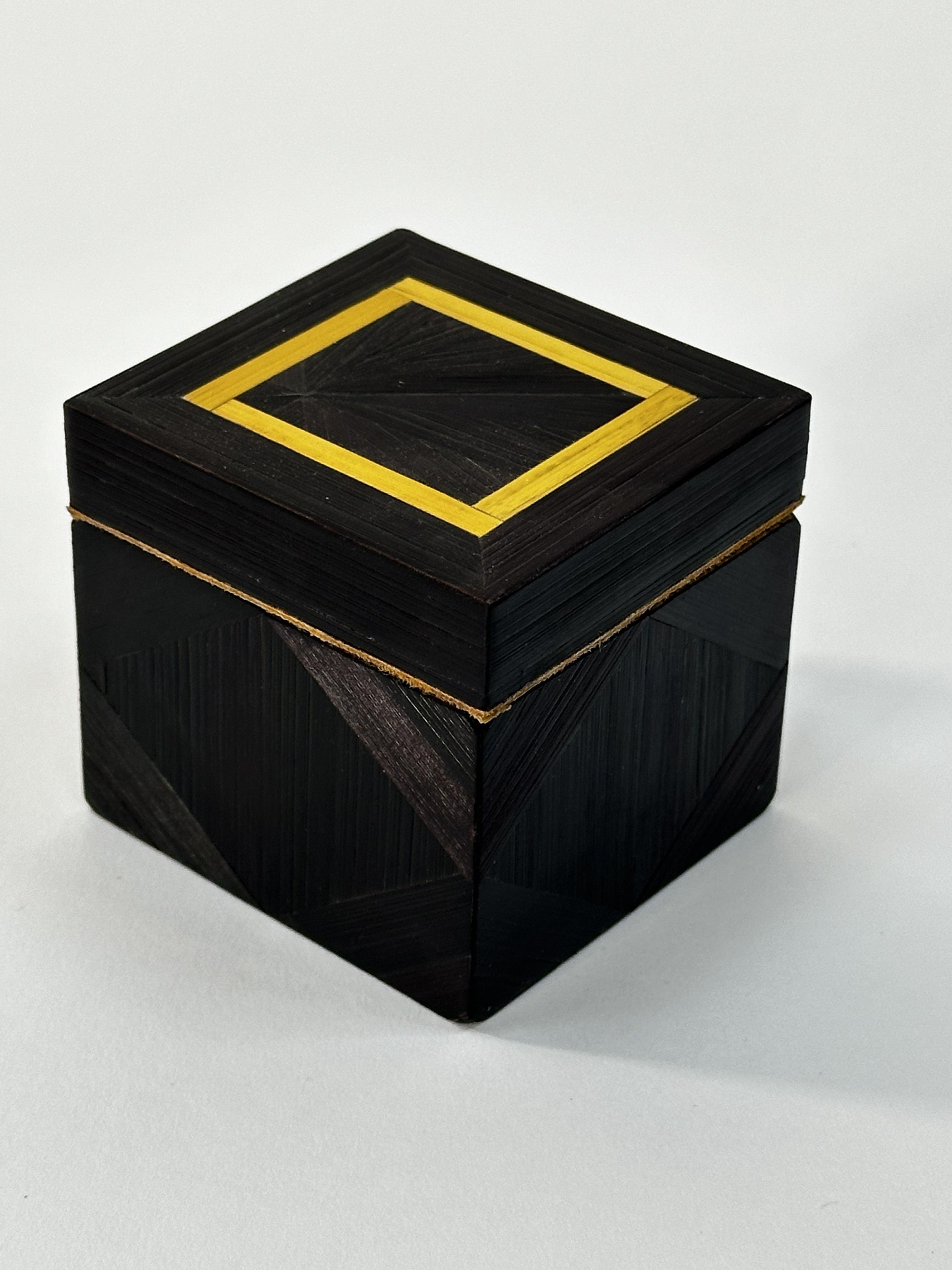 Boîte à bijoux “Soleil d’Or” – chêne massif & marqueterie de paille noire et or