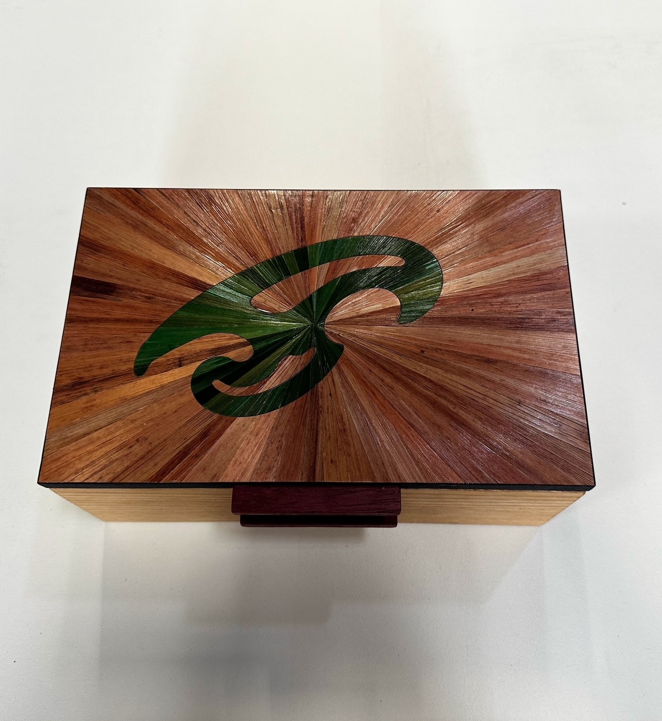 Boîte vide-poche “Esprits d’Amazonie” – châtaignier, amarante & marqueterie de paille