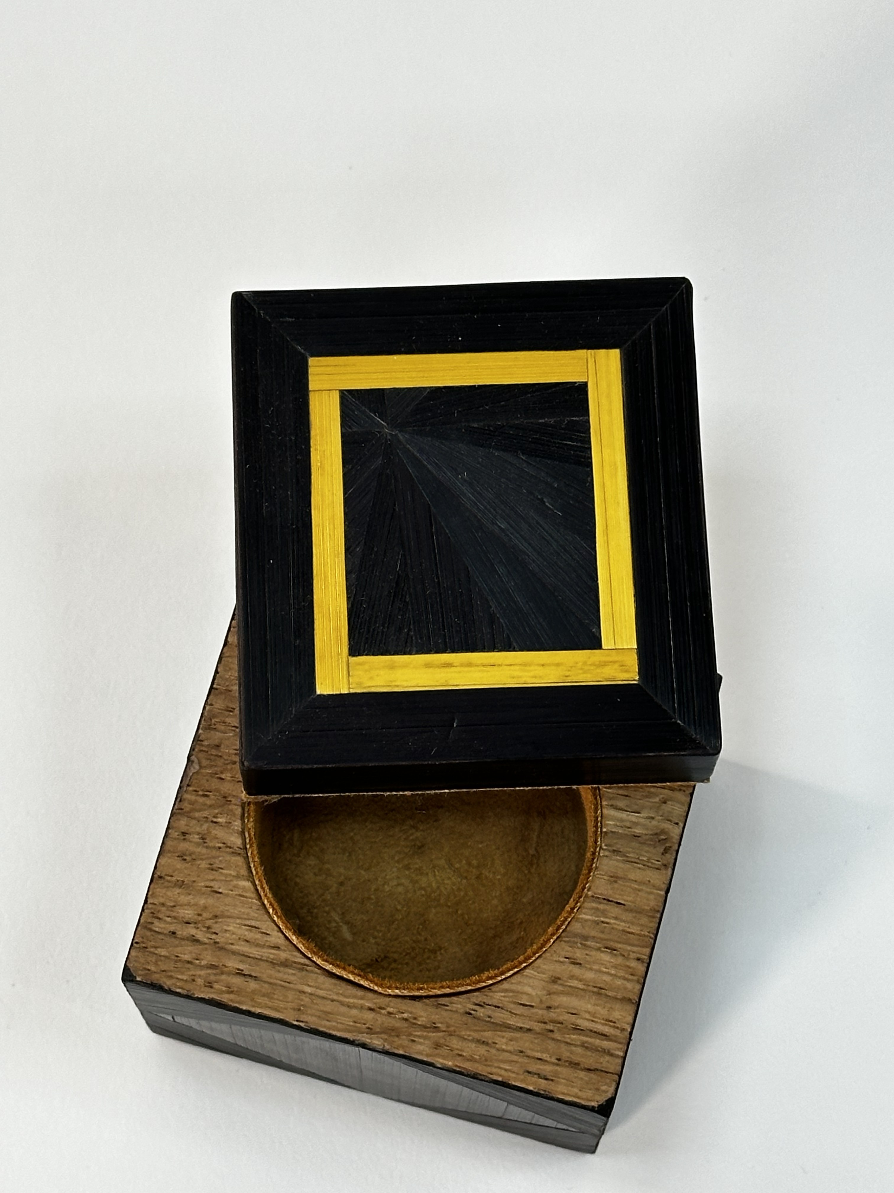 Boîte à bijoux “Soleil d’Or” – chêne massif & marqueterie de paille noire et or