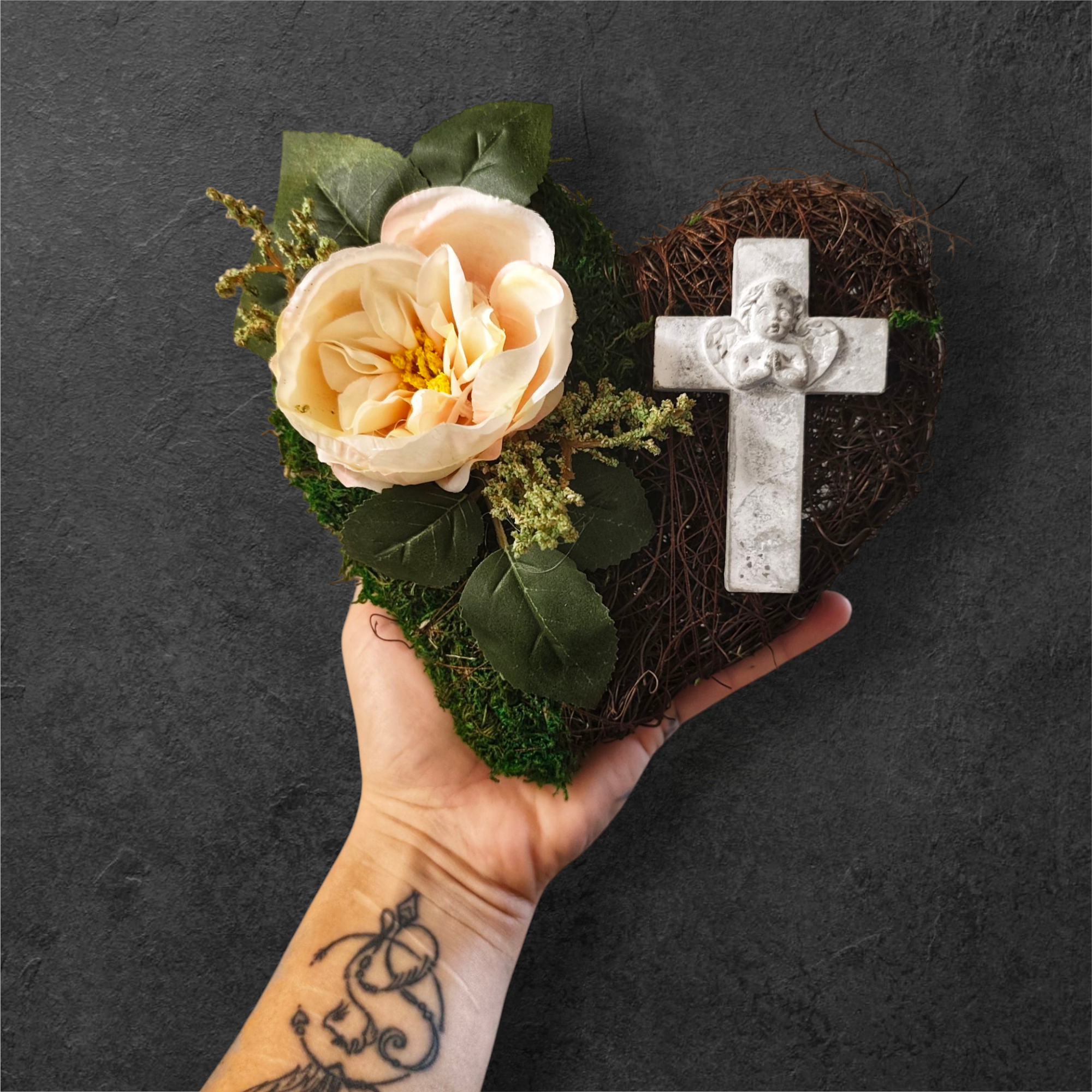 Širdies formos dekoracija su gėlėmis ir kryžiumi