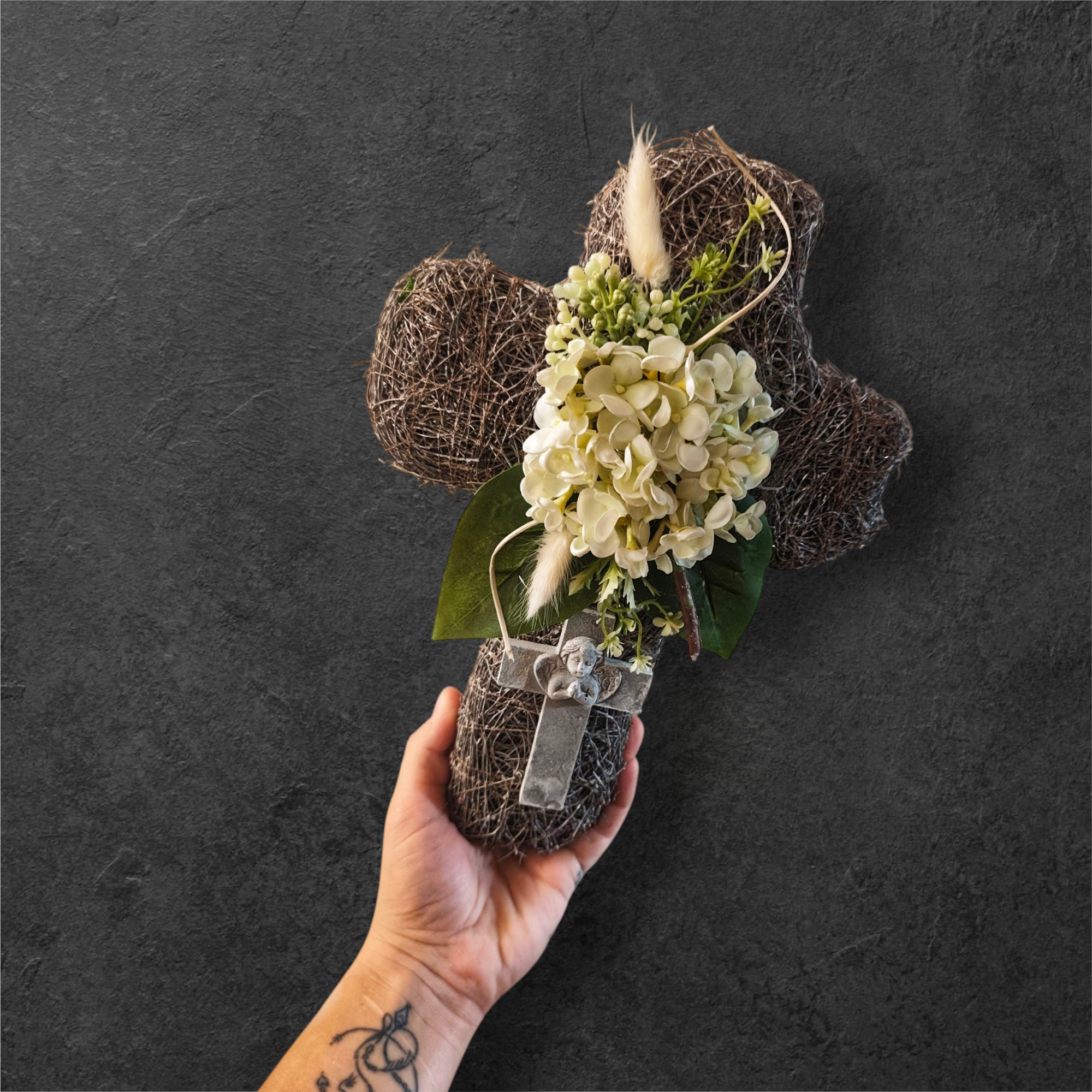 Dekoratyvus kryžius su gėlėmis