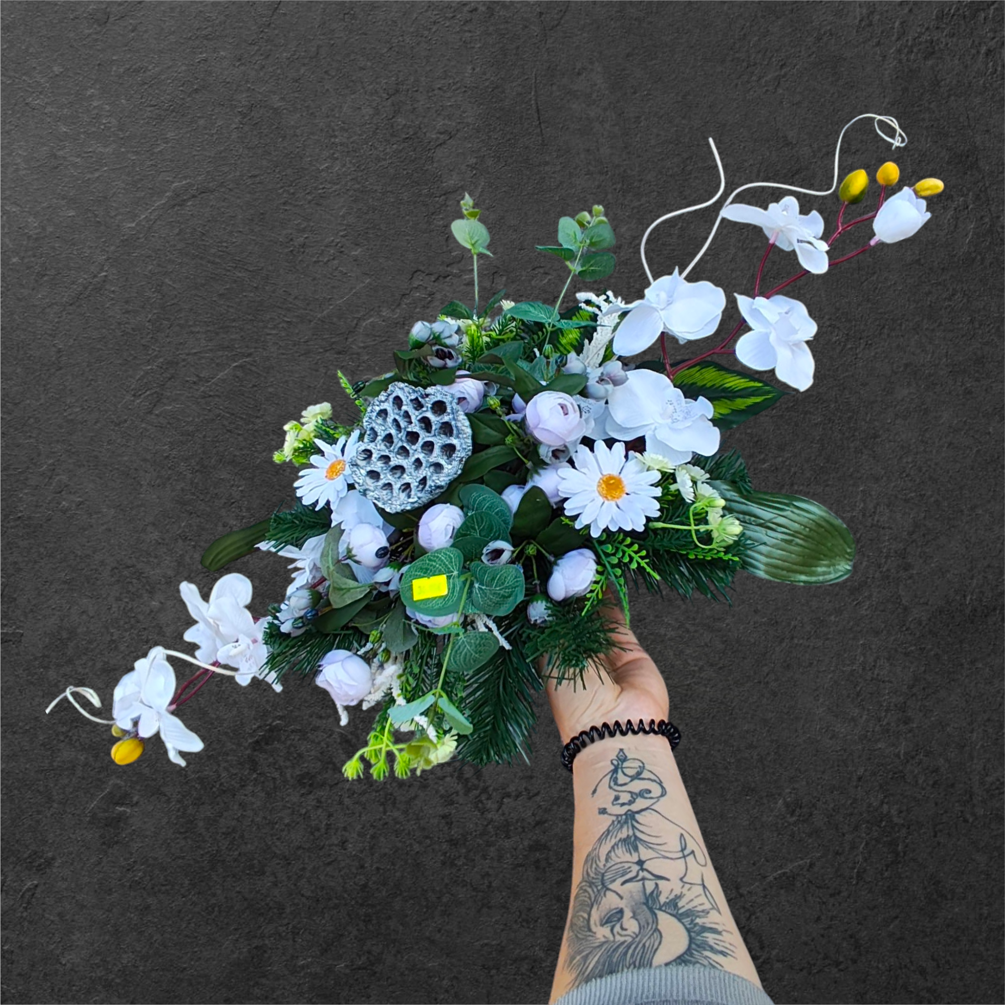 Dirbtinių gėlių kompozicija