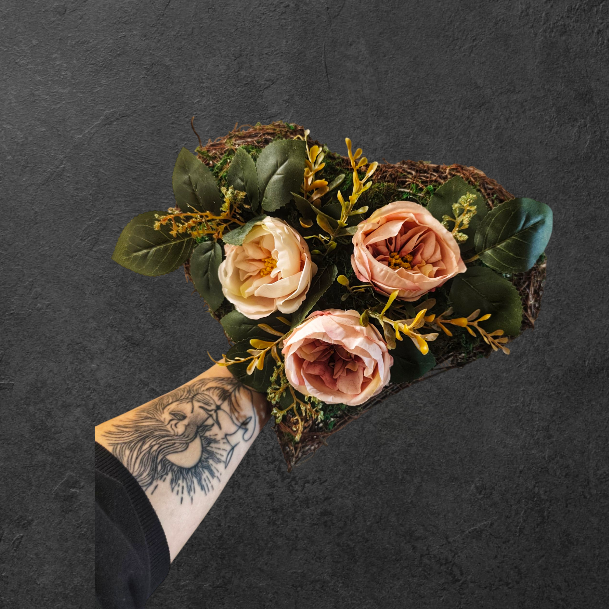 Širdies formos gėlių kompozicija