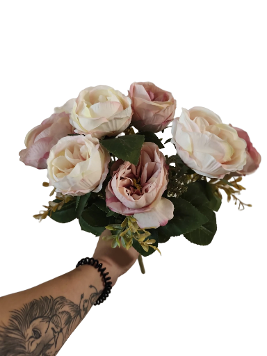 Dirbtinių rožių puokštė