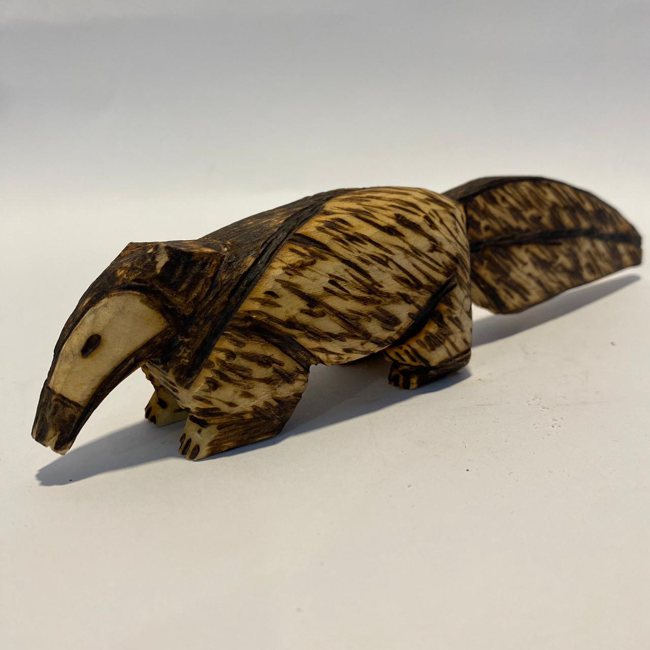 Escultura de oso hormiguero en madera