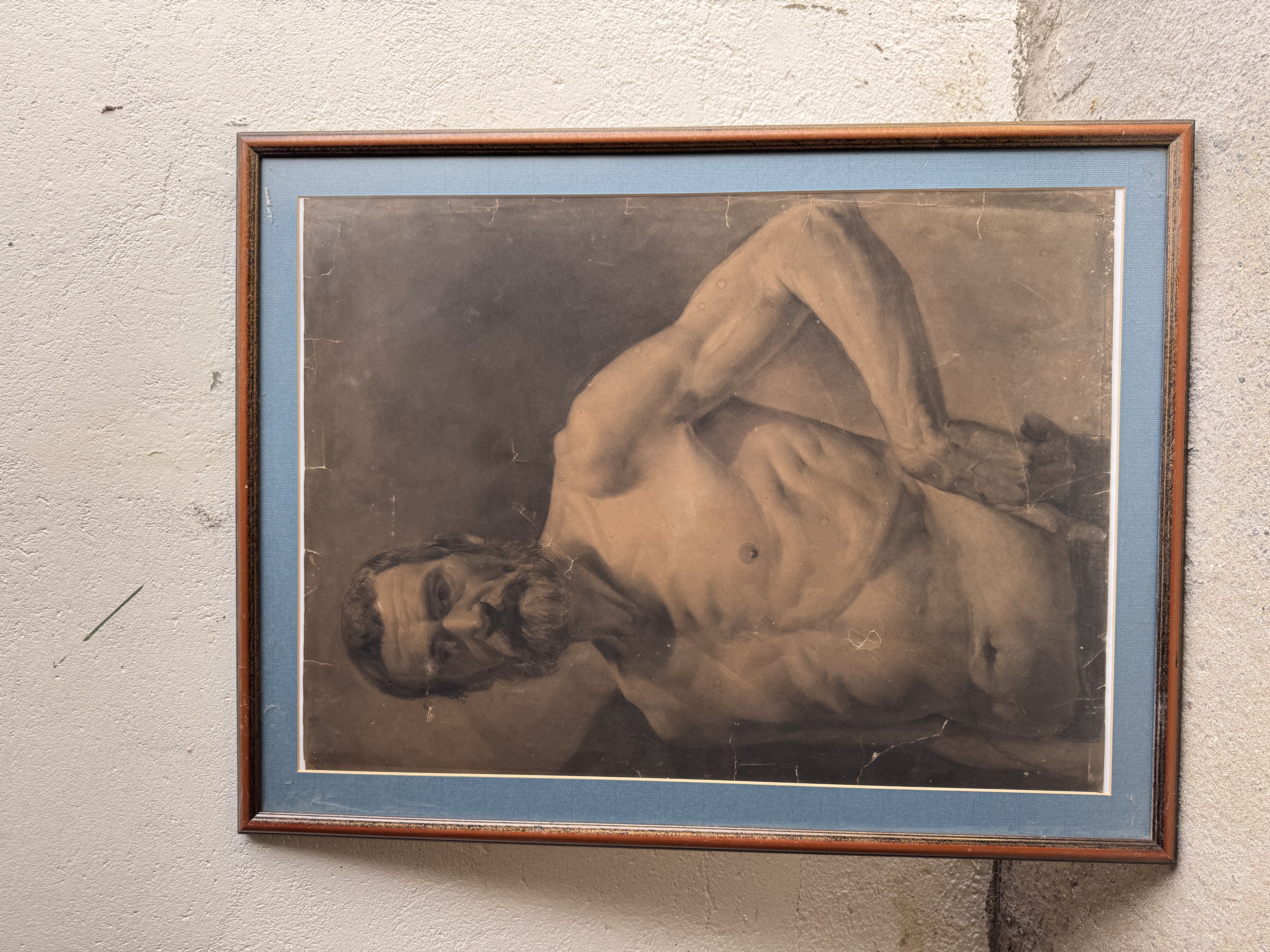 Dibujo al carboncillo de figura masculina 