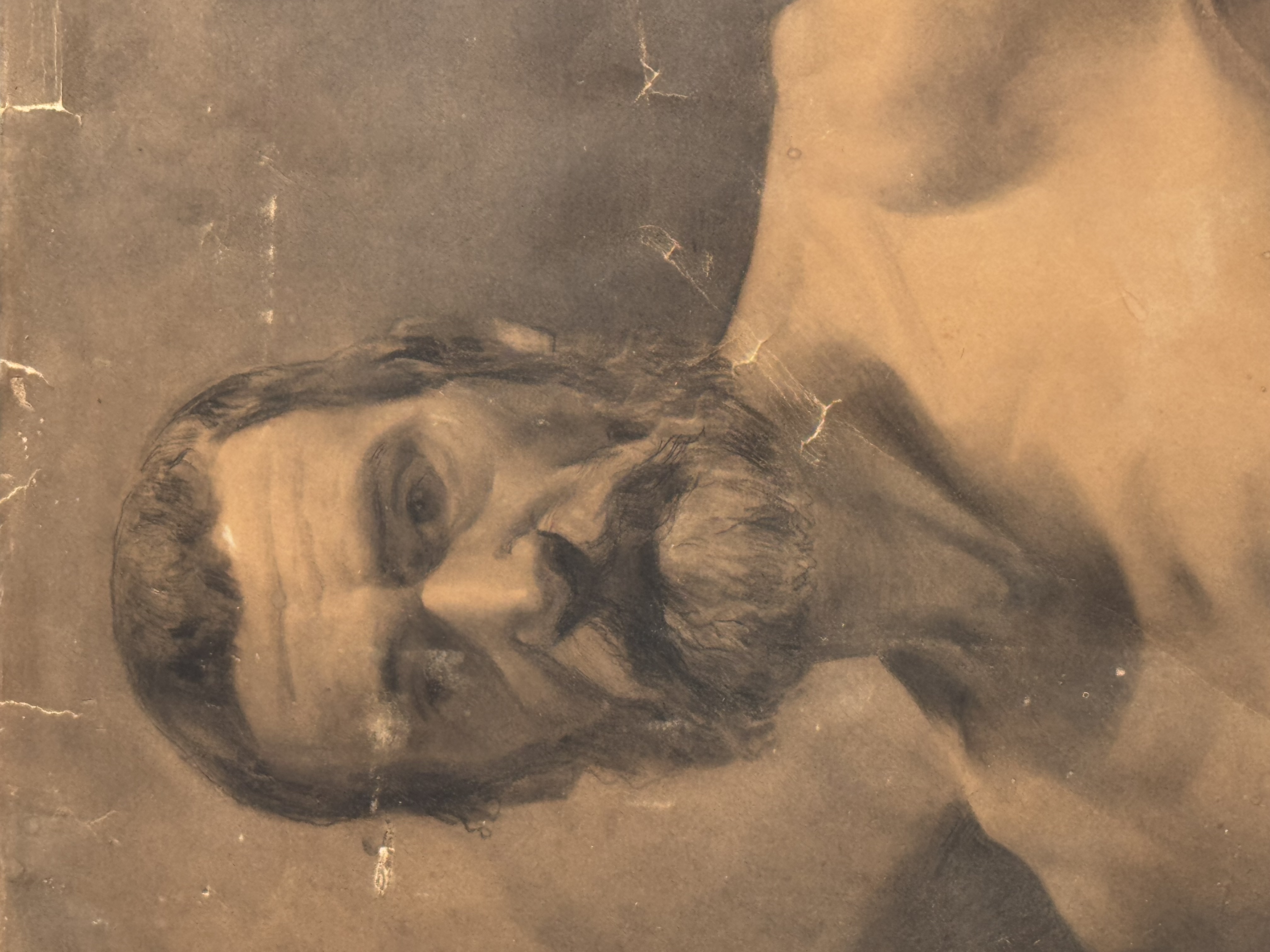 Dibujo al carboncillo de figura masculina 