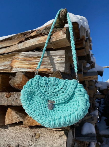 Handgefertigte gehäkelte Tasche