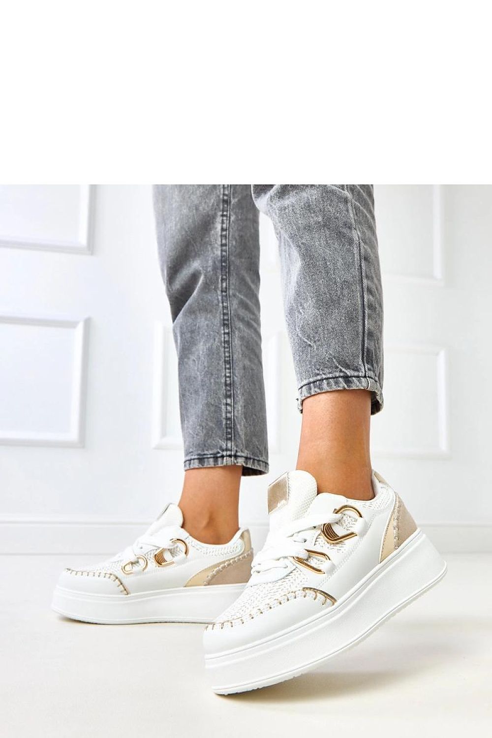 Tênis branco com detalhes dourados