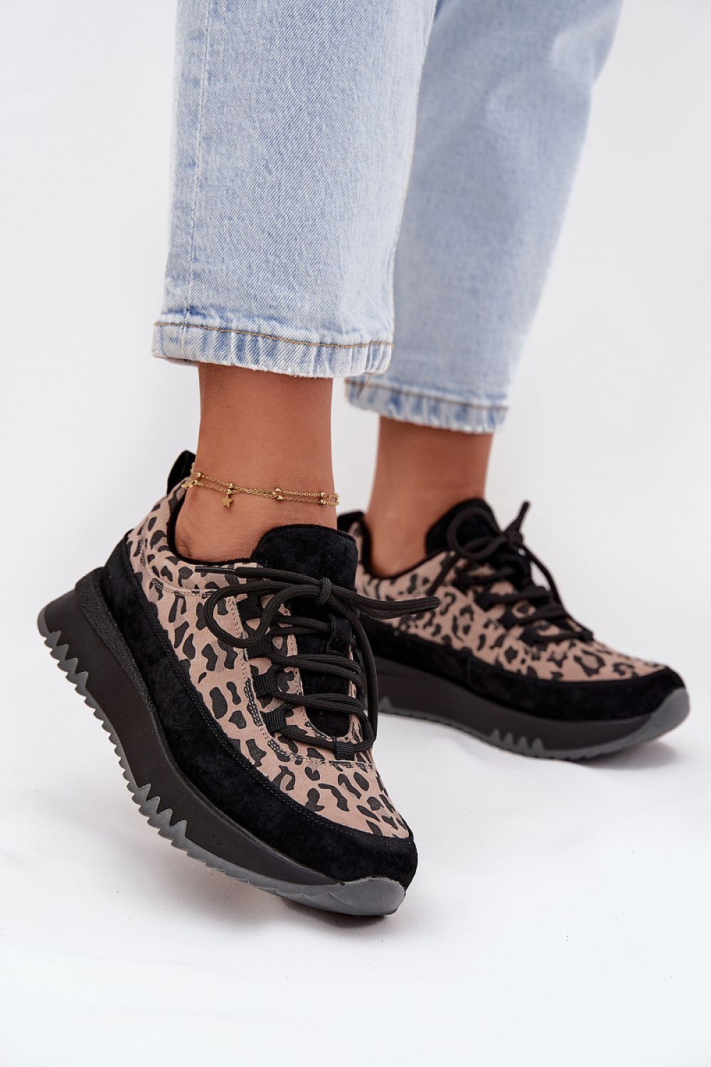 Tênis feminino com estampa animal print