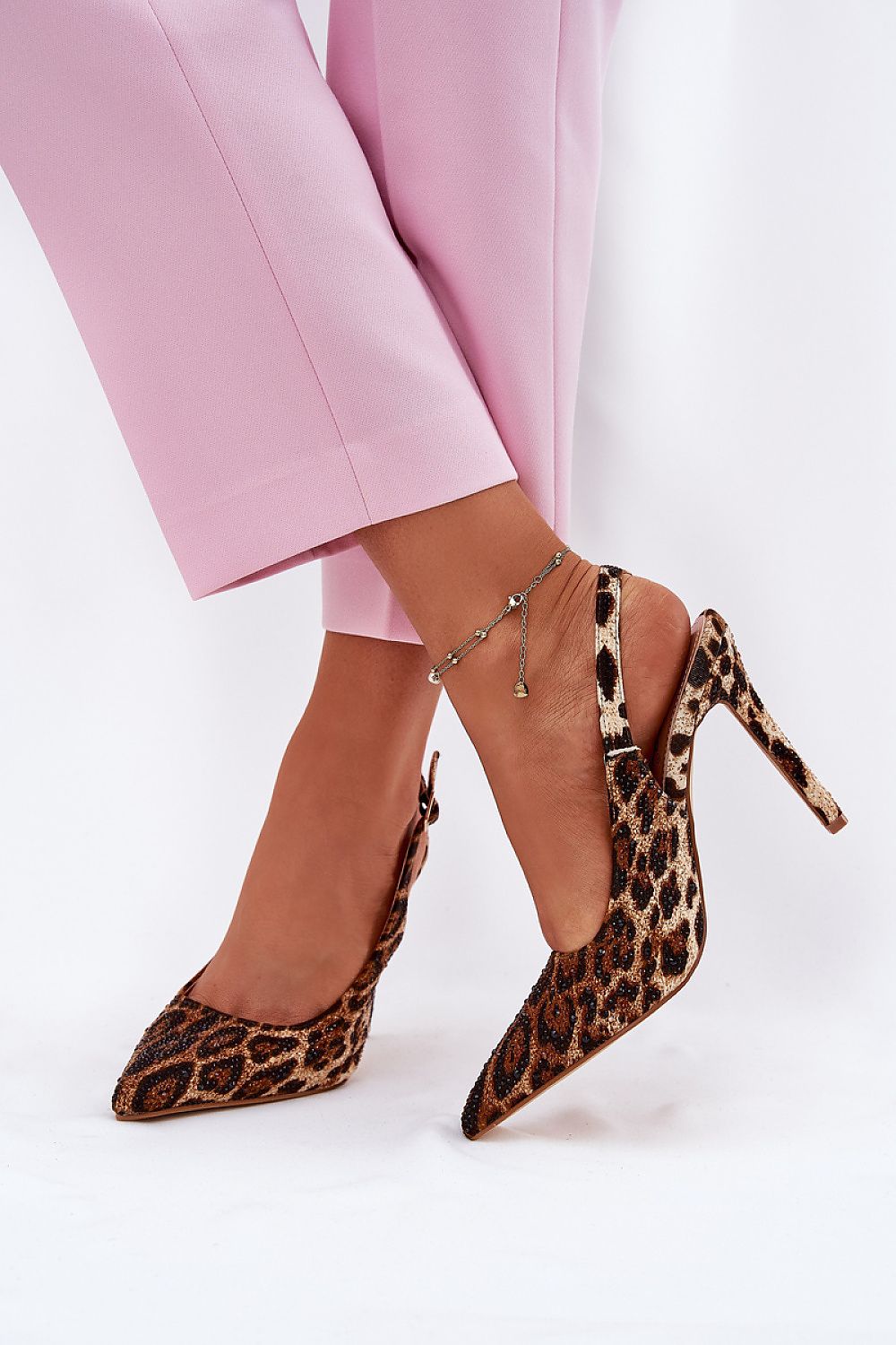Sapato de salto alto estampa animal
