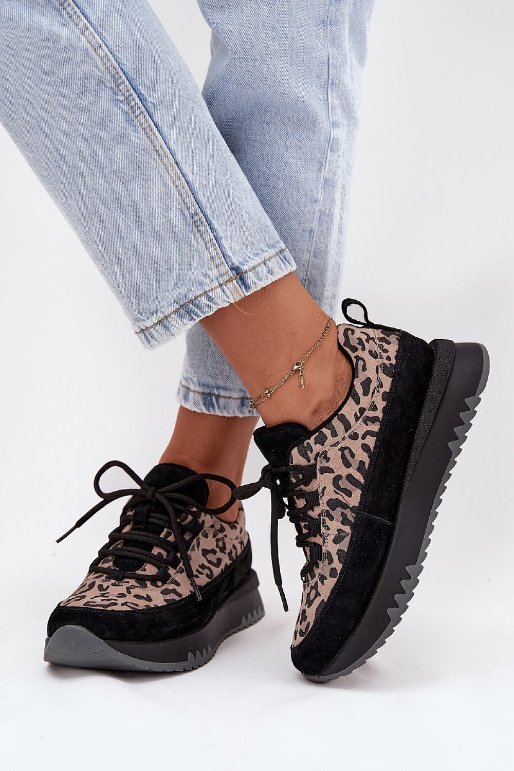 Tênis feminino com estampa animal print