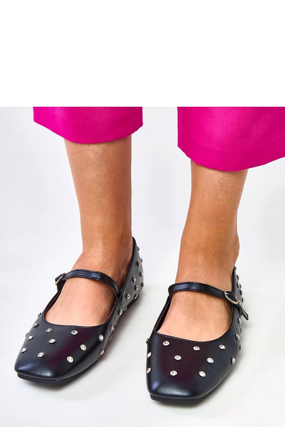 Sapatilha preta com tachas