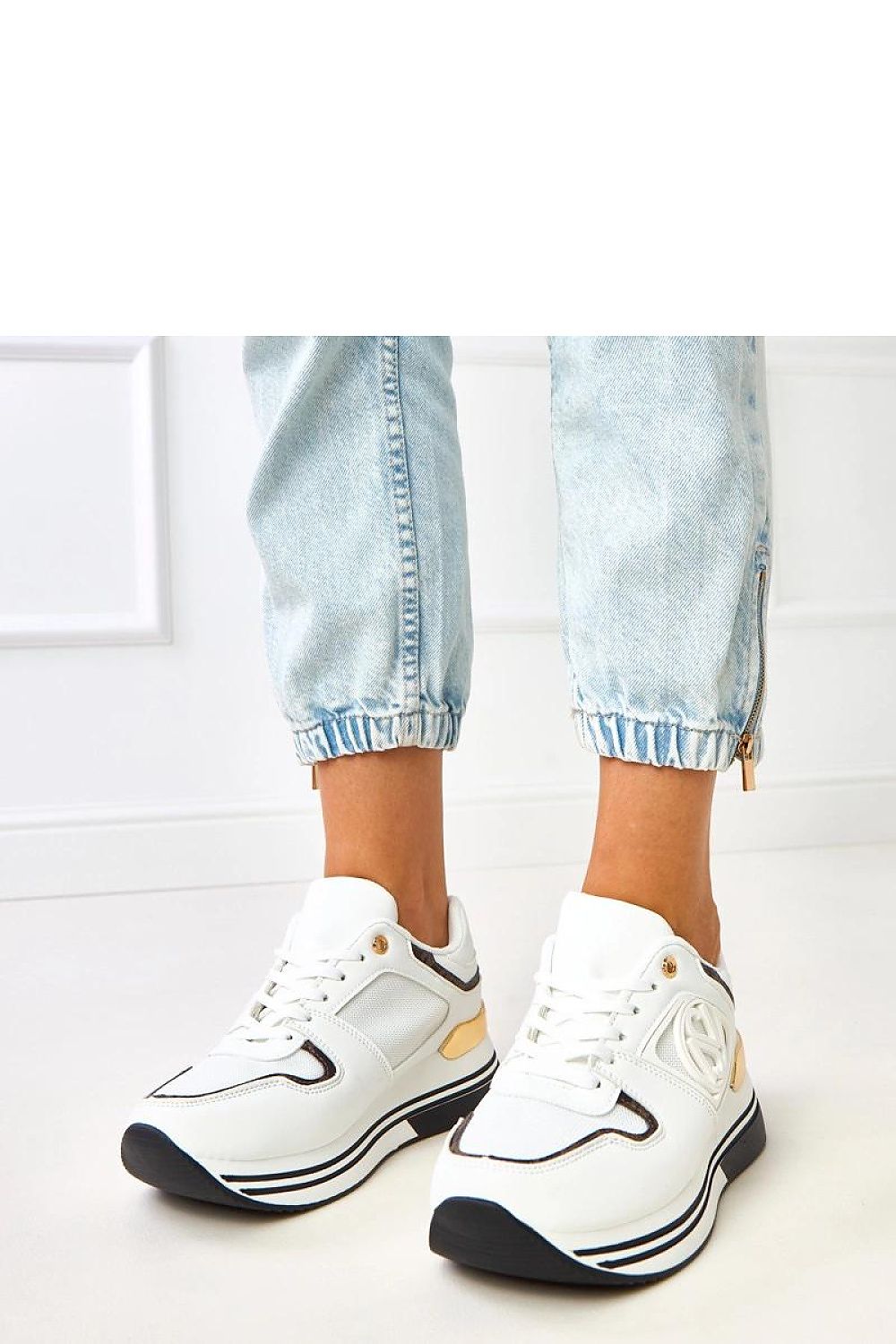 Tênis Branco com Detalhes Dourados