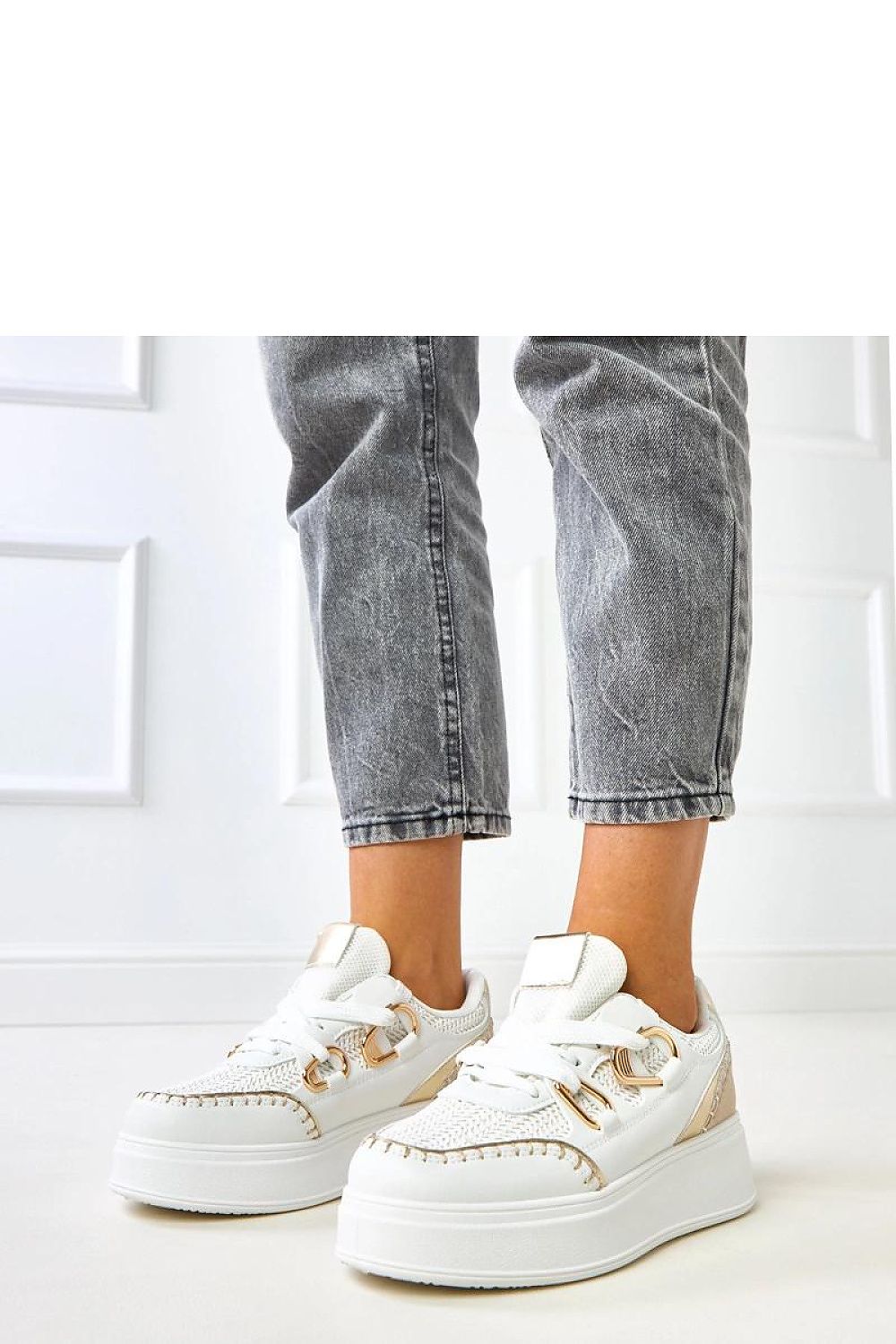 Tênis branco com detalhes dourados