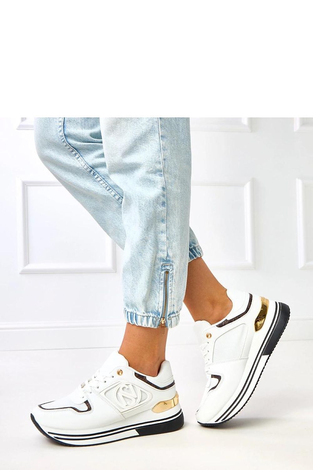 Tênis Branco com Detalhes Dourados